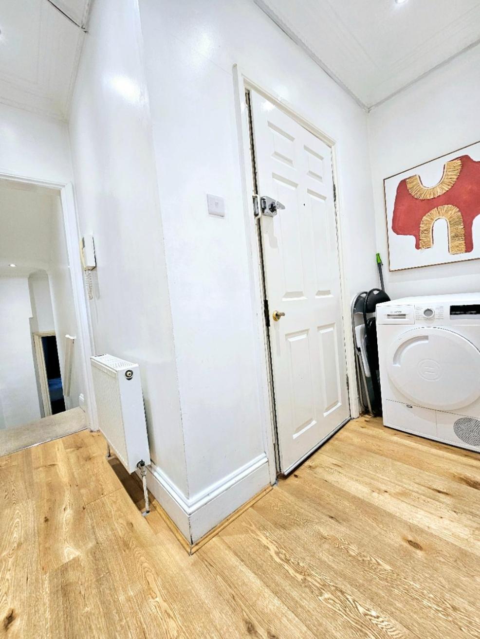Charming Home with Private Balcony, on 1st floor, with 2 Bathrooms, 3 min walk to Earl's Court Station