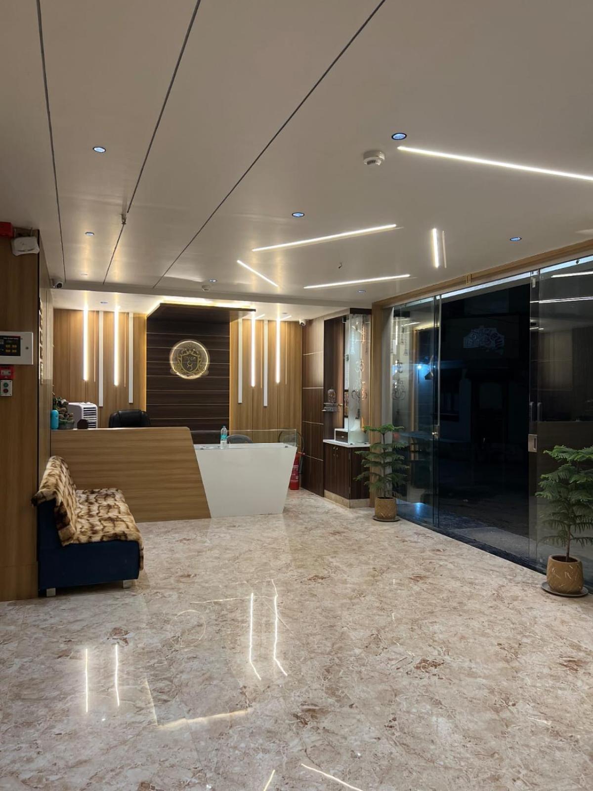Lobby & Reception