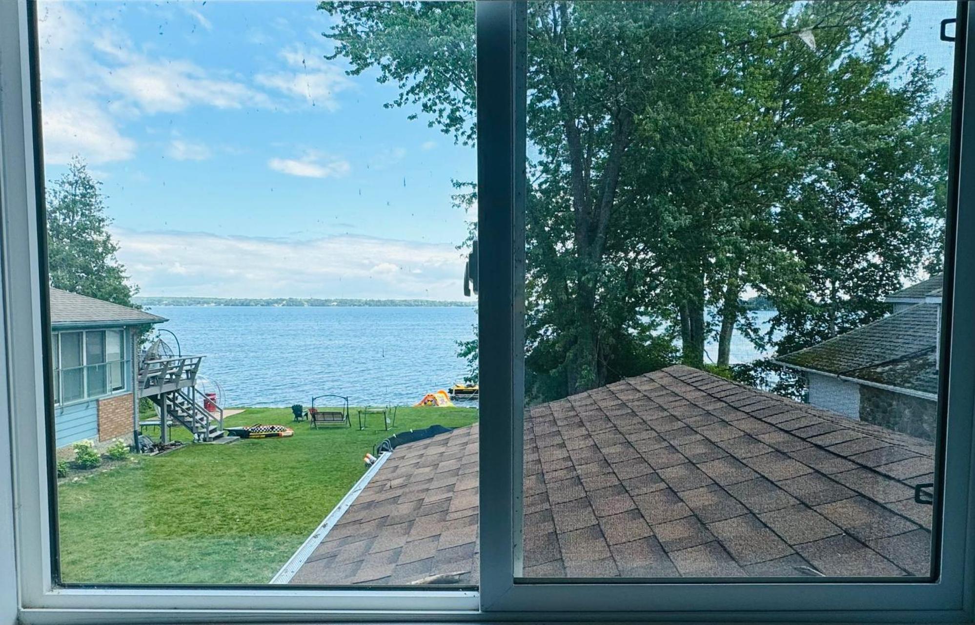 Lakeside Home-Tranquil Retreat by the Water