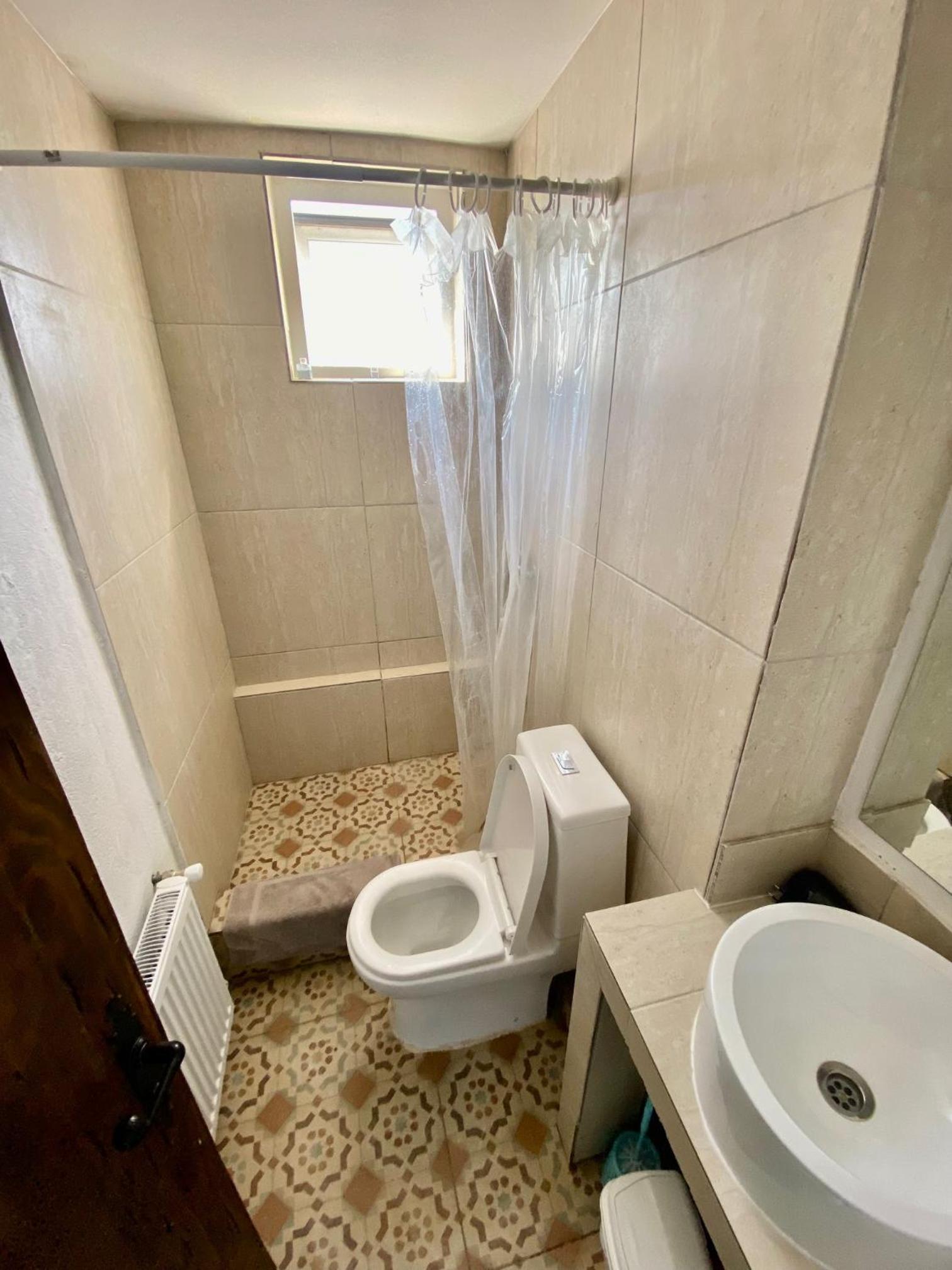 Casa de 9 habitaciones con baño independiente