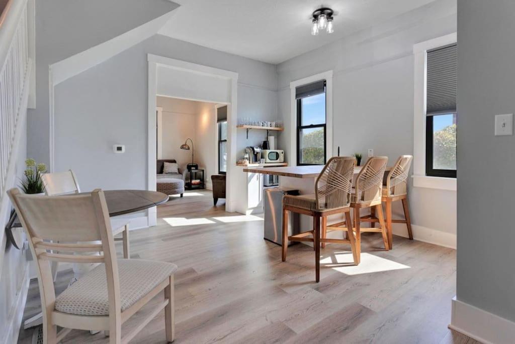 Miller House- Modern Remodel 2BR Historic Townhome, photo 6