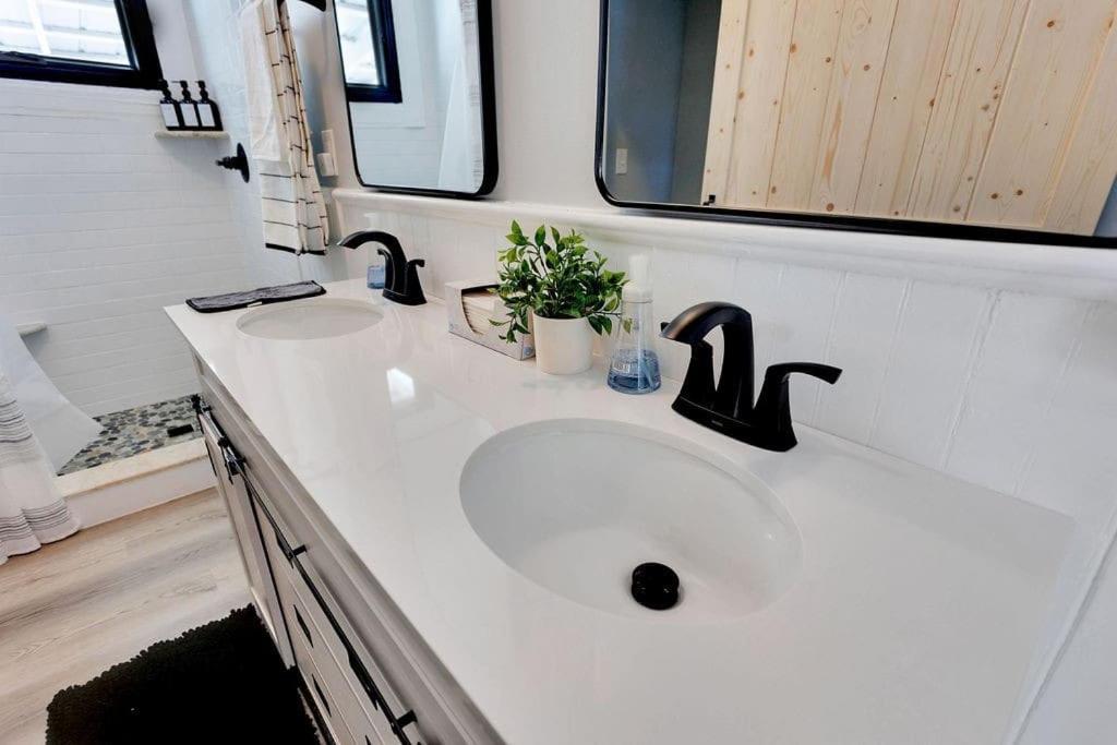 Miller House- Modern Remodel 2BR Historic Townhome, photo 22