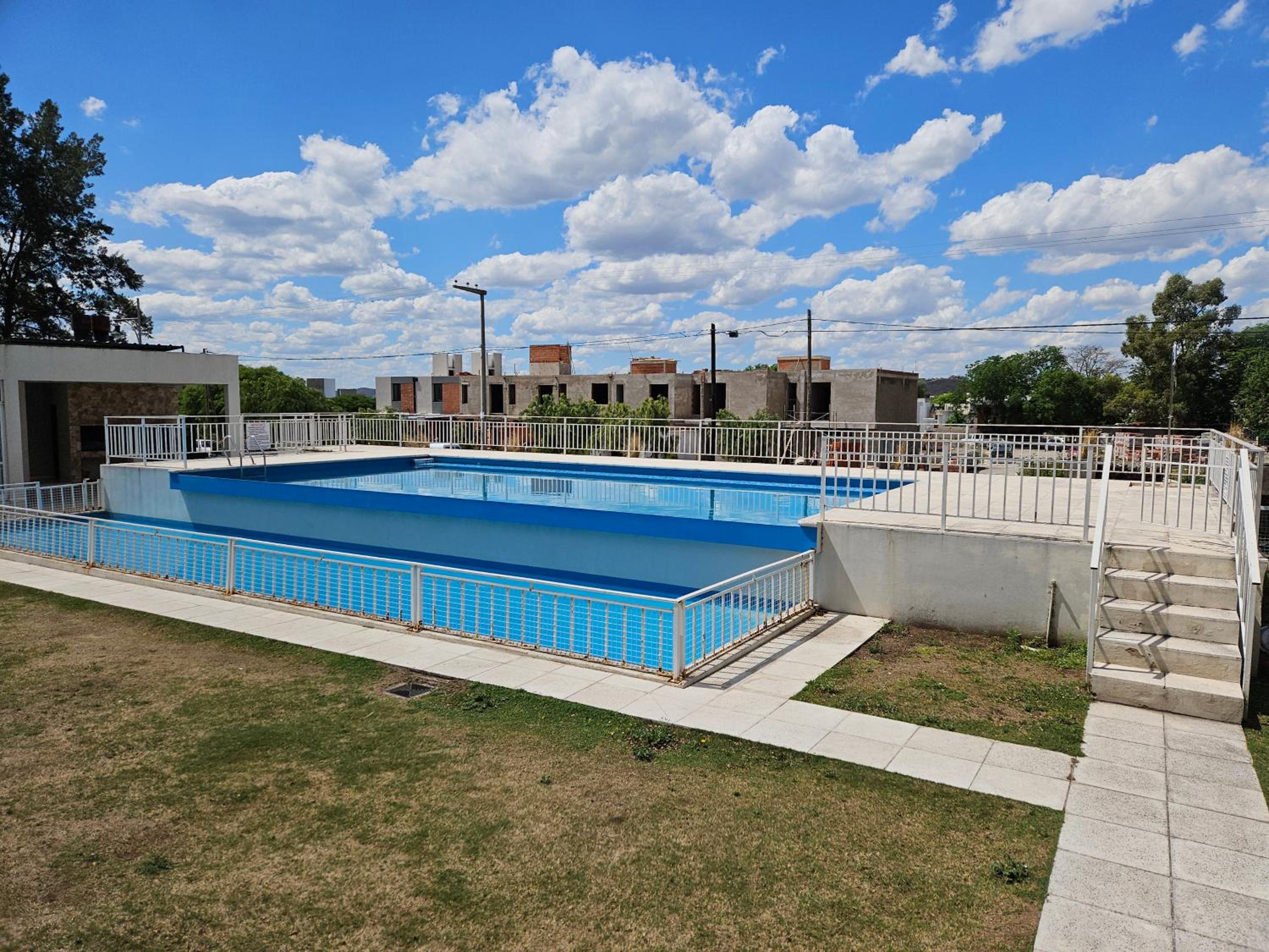 Departamento de 1 dormitorio amoblado con cochera y pileta
