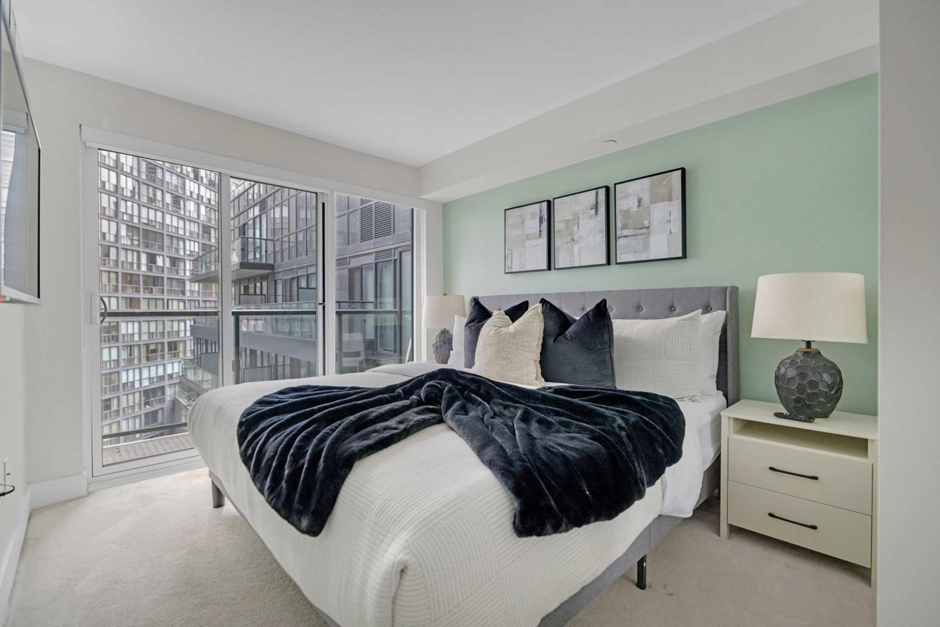 Cozy Bay St Condo Prime Location w Parking