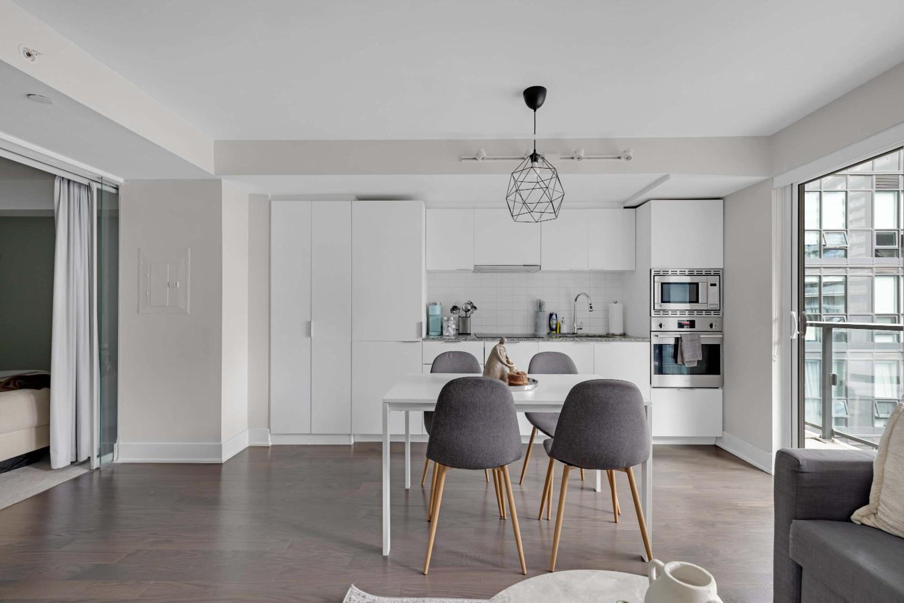 Cozy Bay St Condo Prime Location w Parking