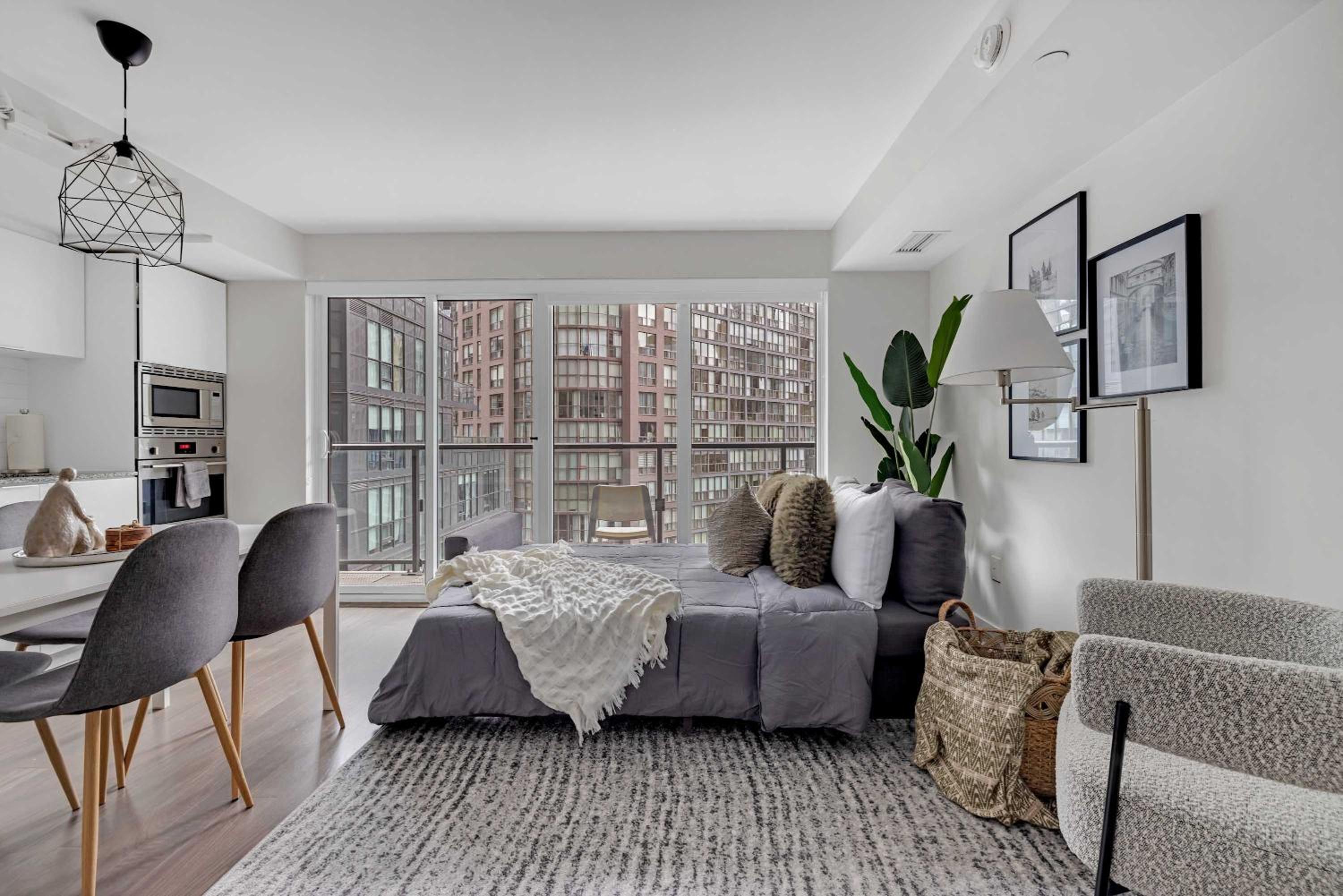 Cozy Bay St Condo Prime Location w Parking