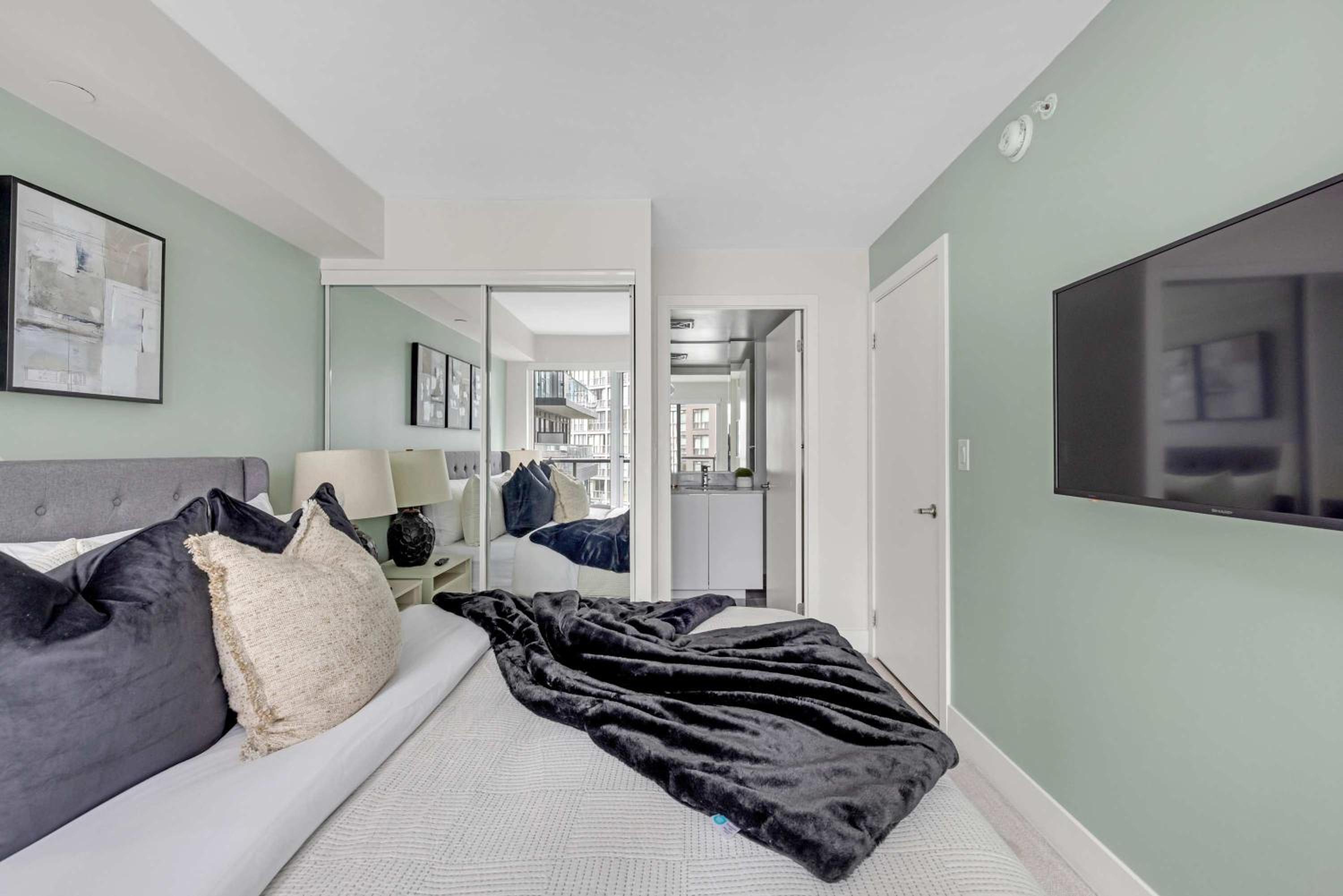 Cozy Bay St Condo Prime Location w Parking