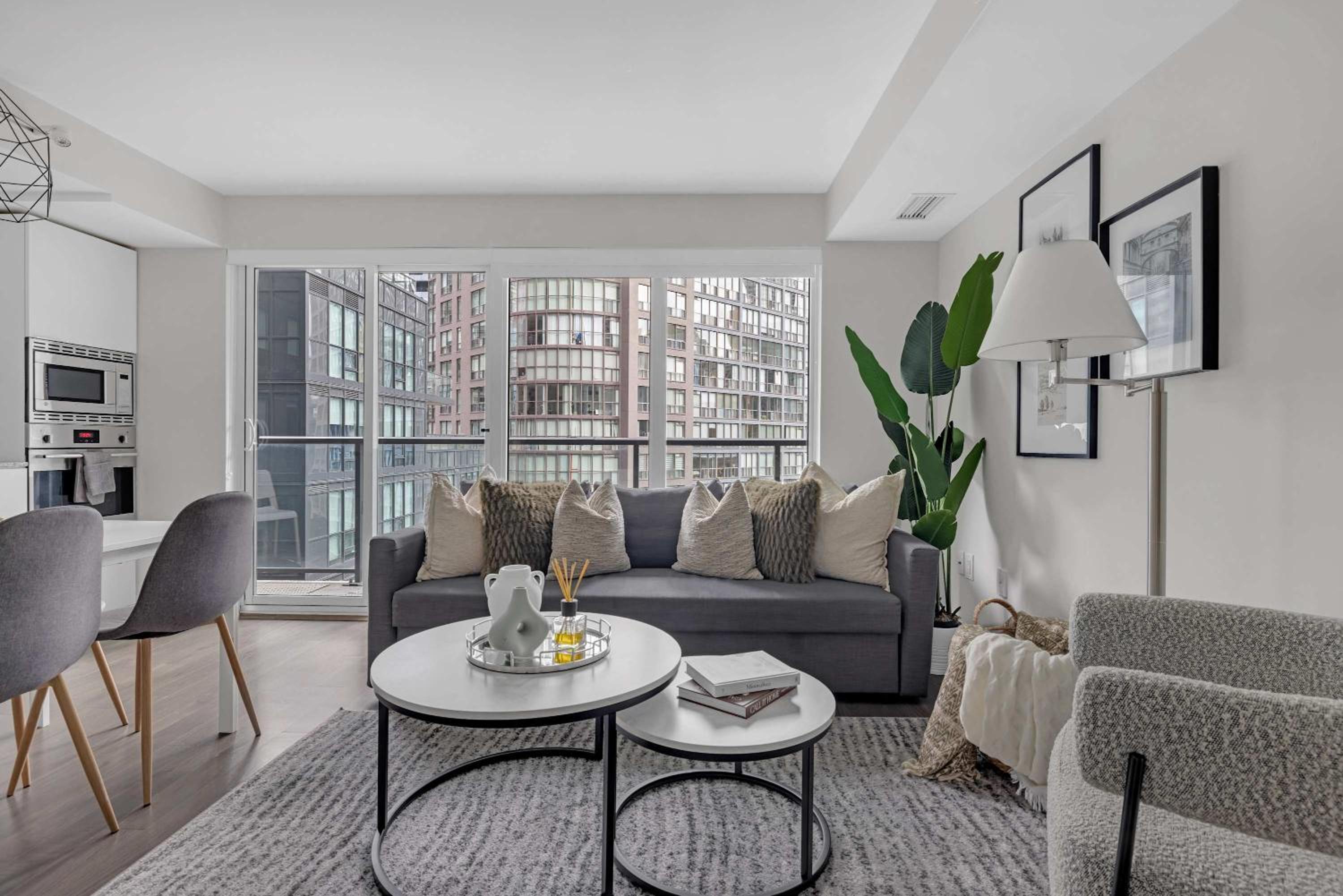 Cozy Bay St Condo Prime Location w Parking