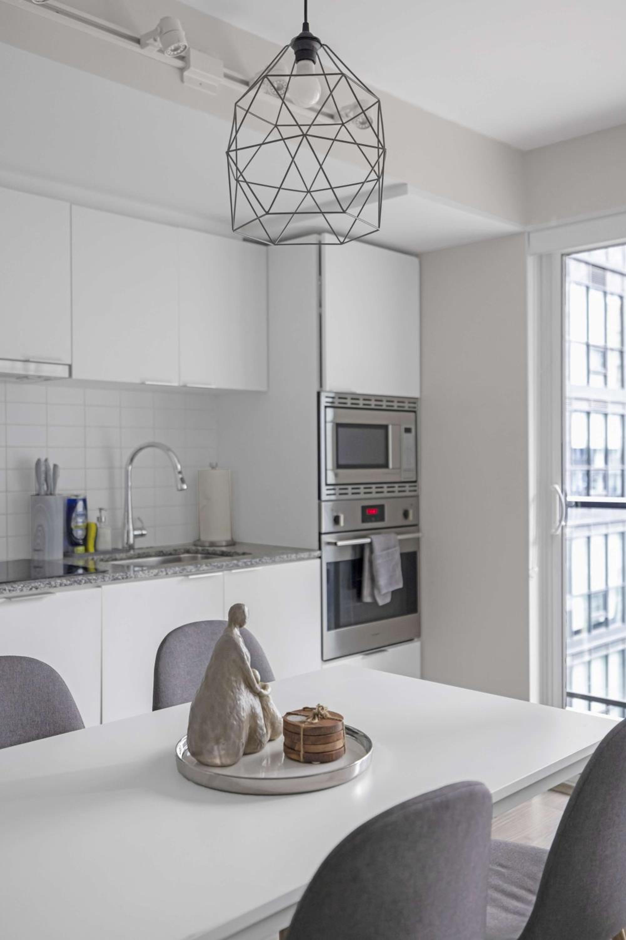 Cozy Bay St Condo Prime Location w Parking