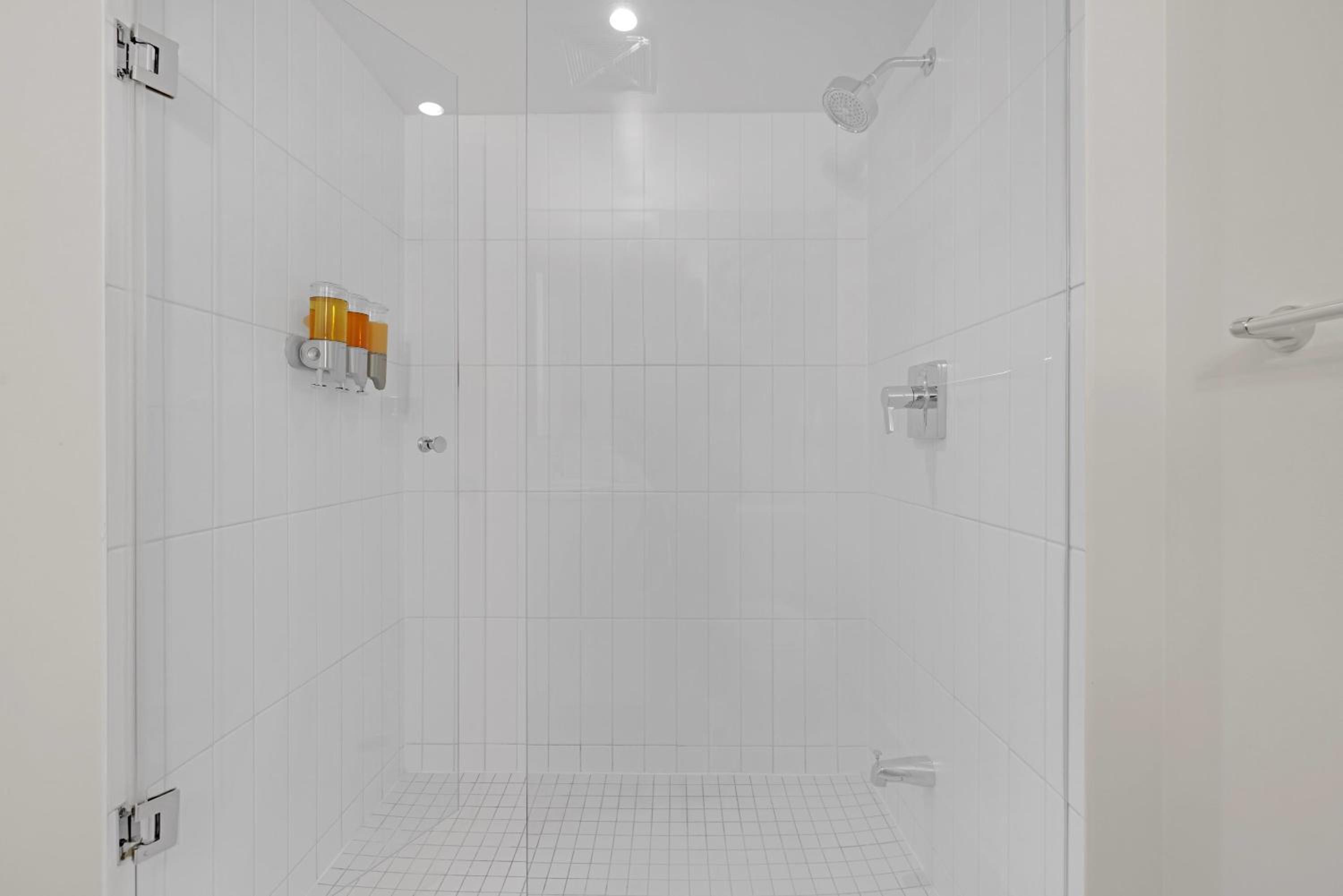 Cozy Bay St Condo Prime Location w Parking