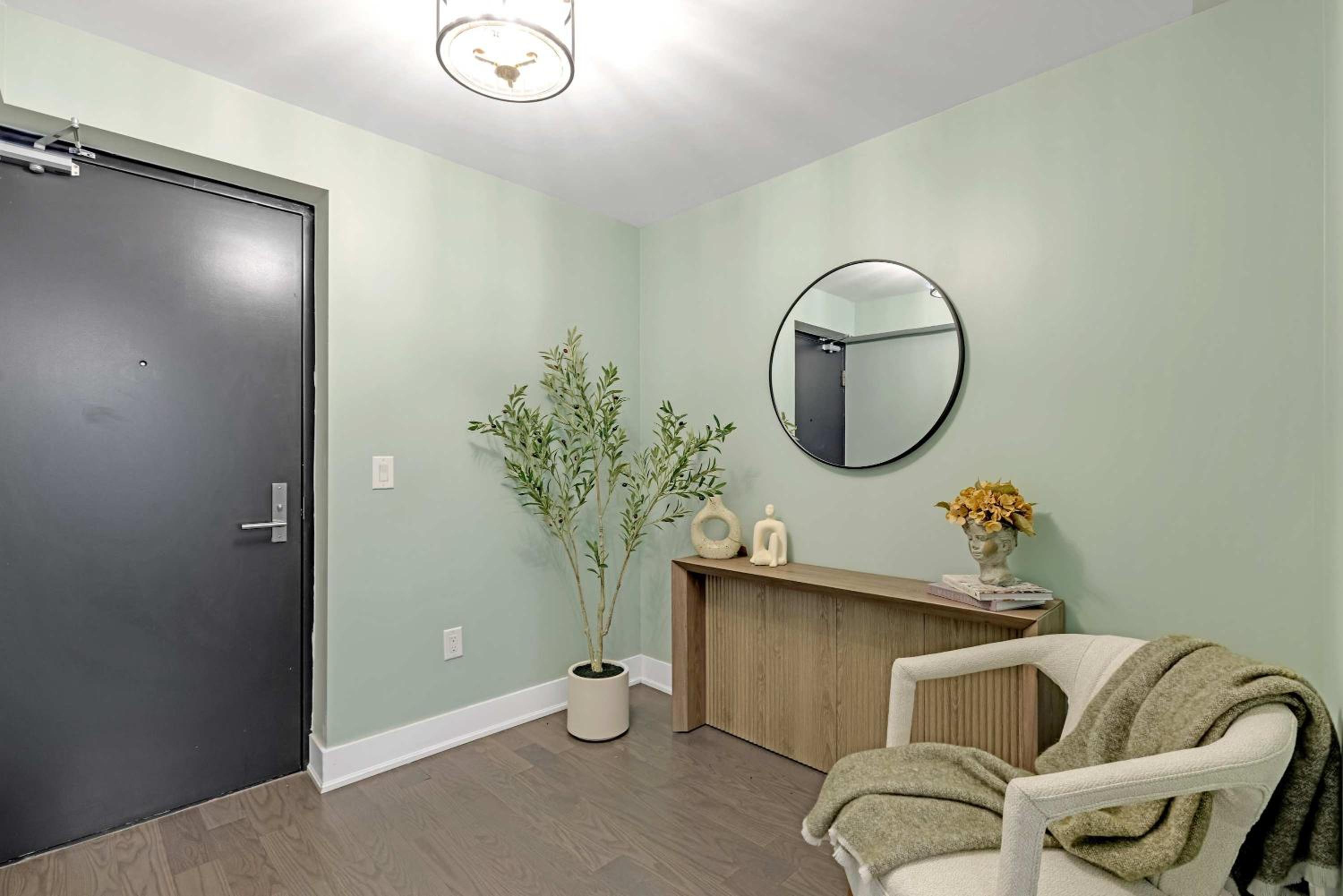 Cozy Bay St Condo Prime Location w Parking