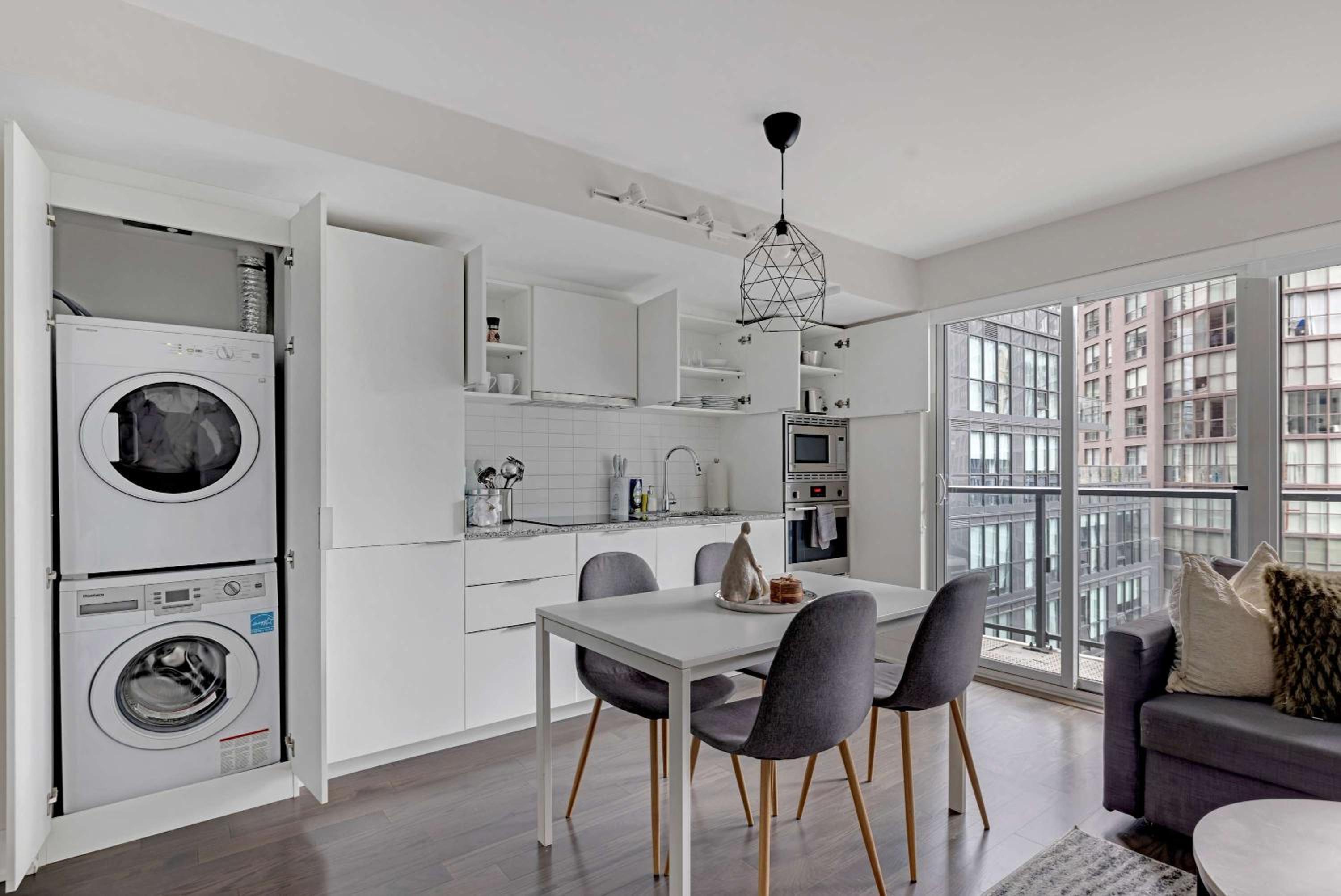 Cozy Bay St Condo Prime Location w Parking