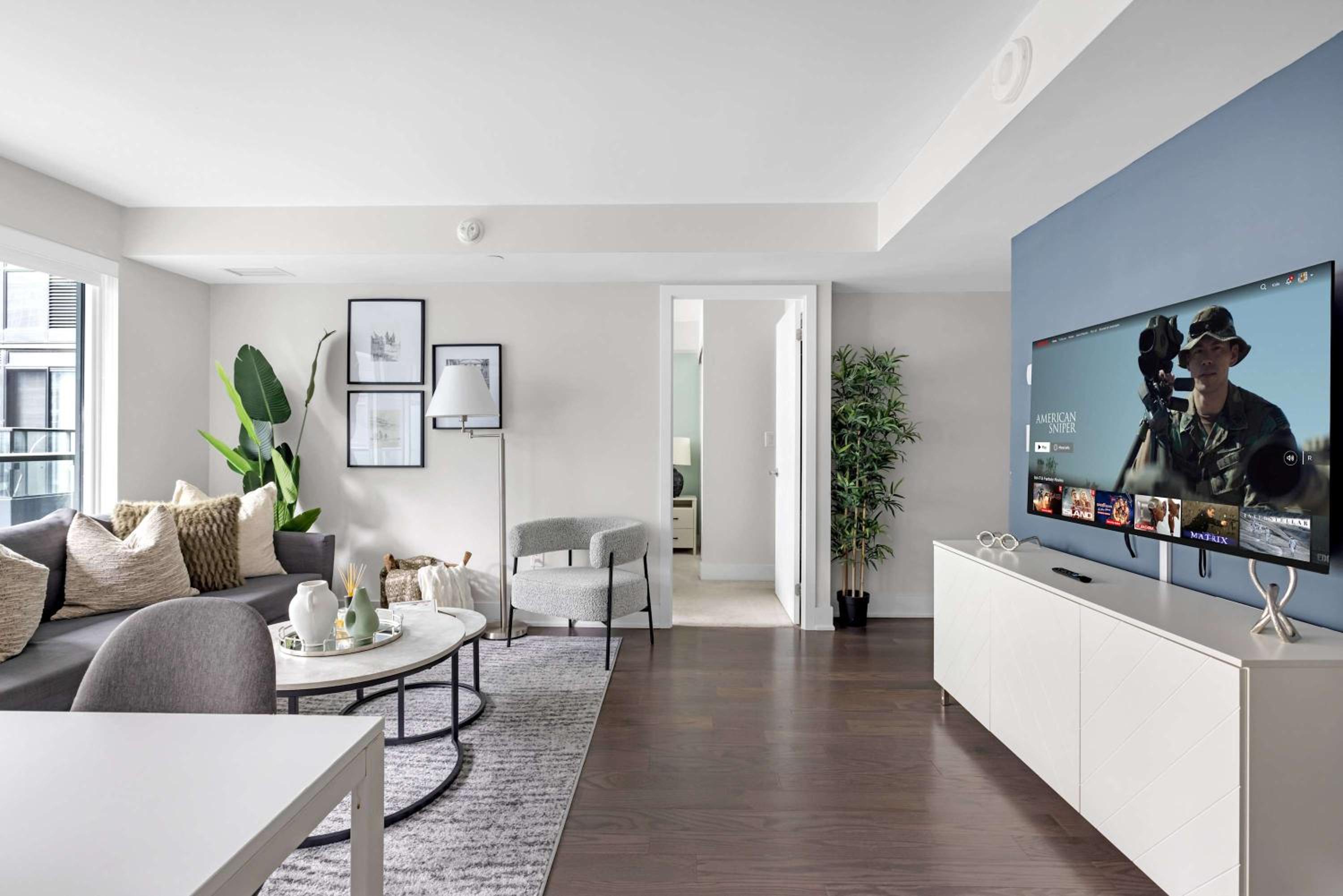 Cozy Bay St Condo Prime Location w Parking