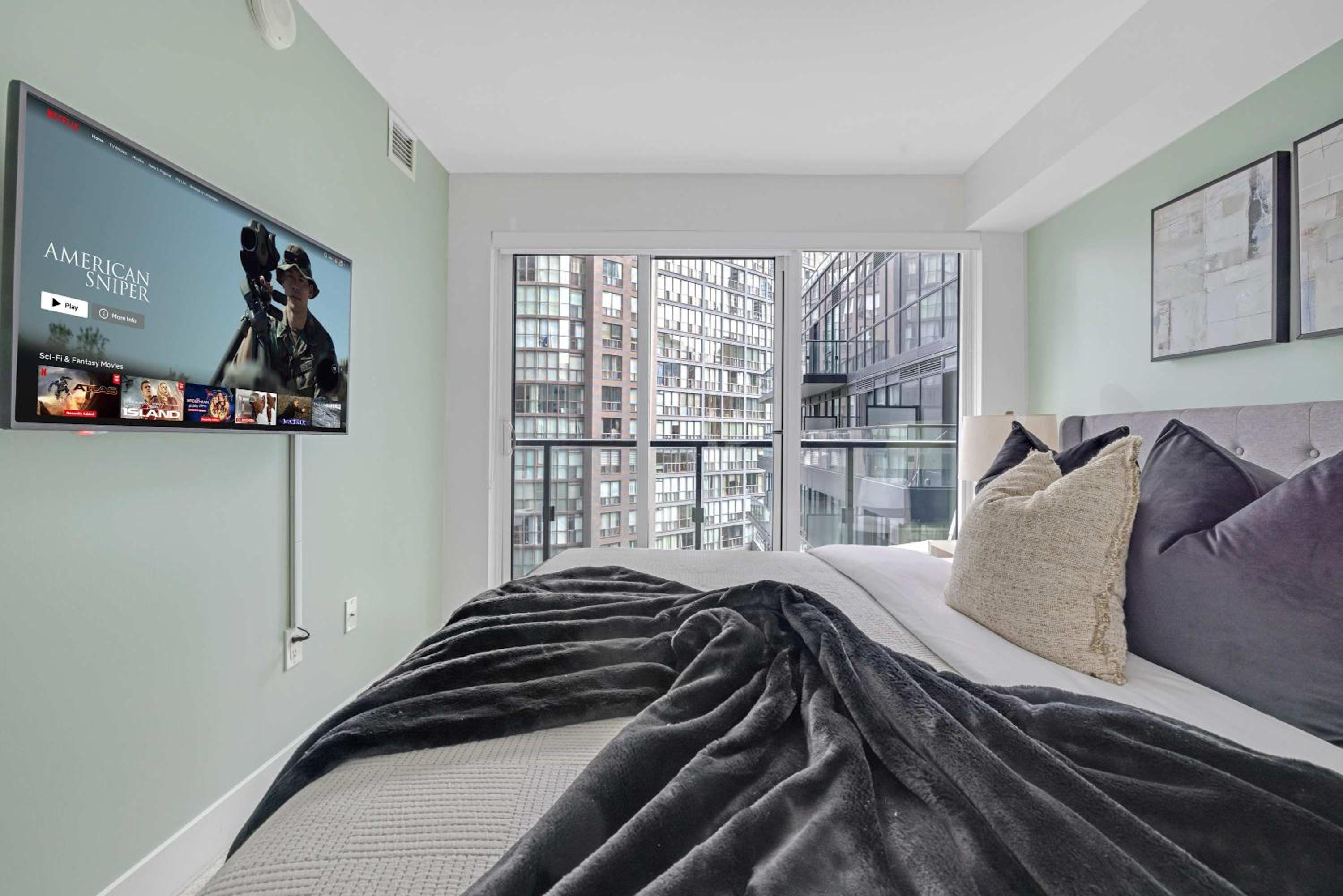 Cozy Bay St Condo Prime Location w Parking
