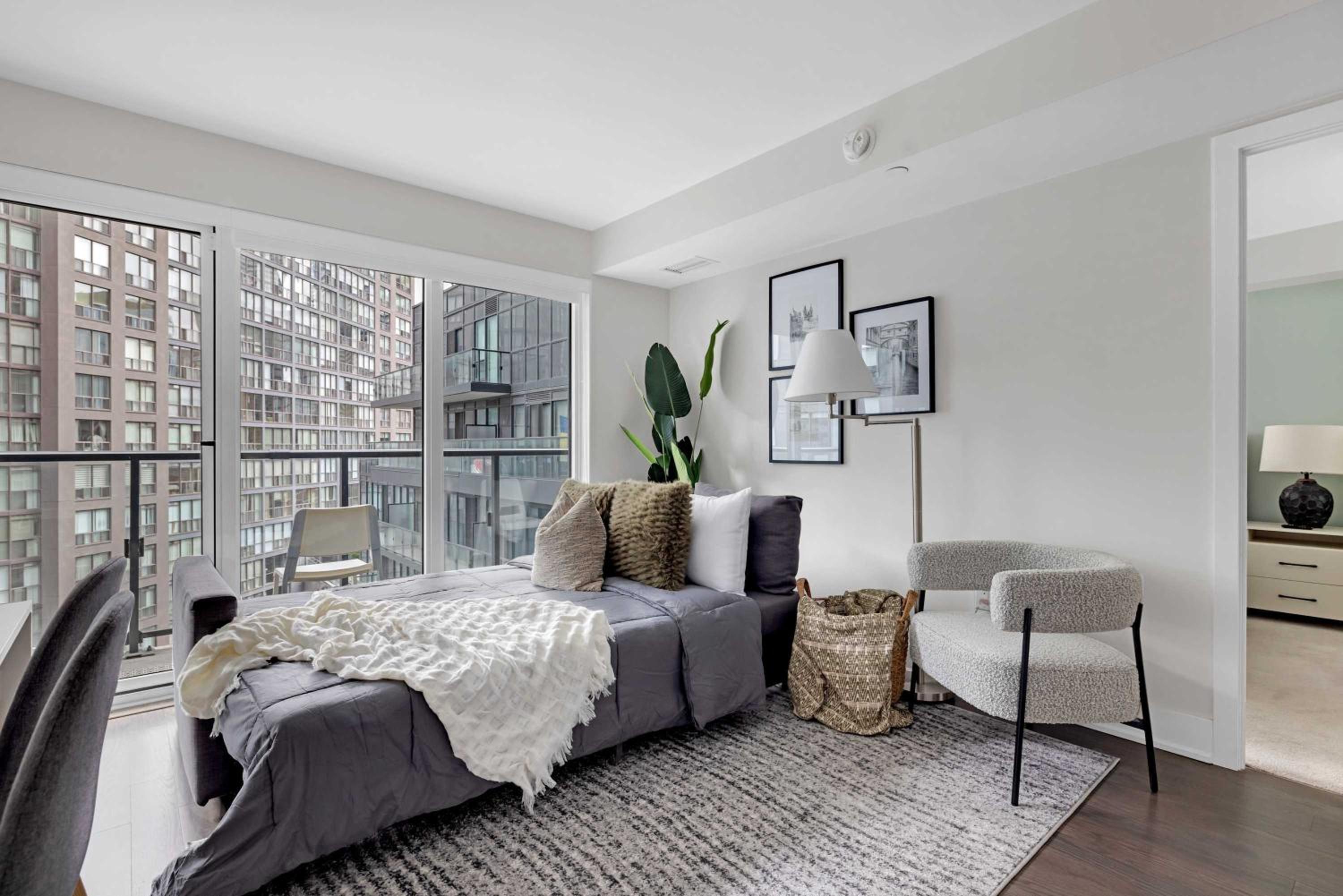 Cozy Bay St Condo Prime Location w Parking