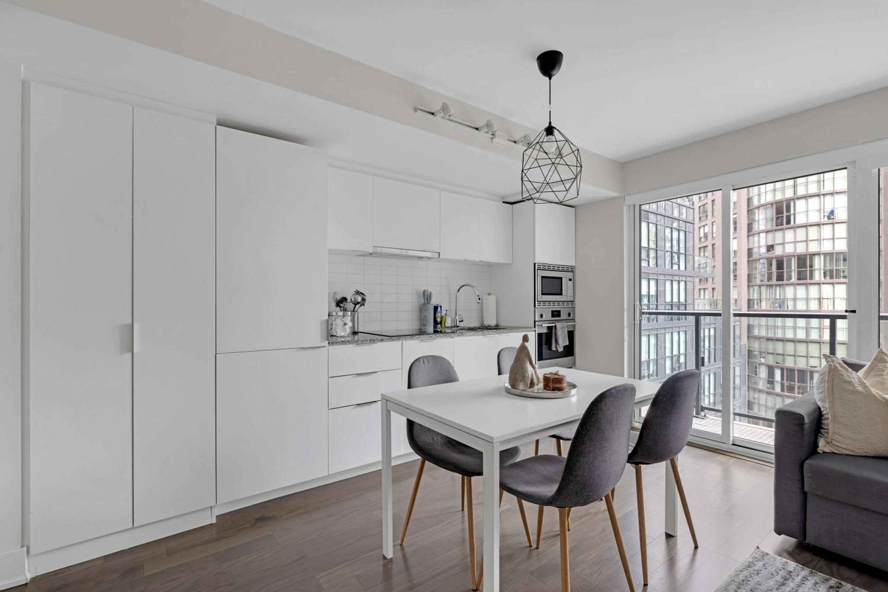 Cozy Bay St Condo Prime Location w Parking