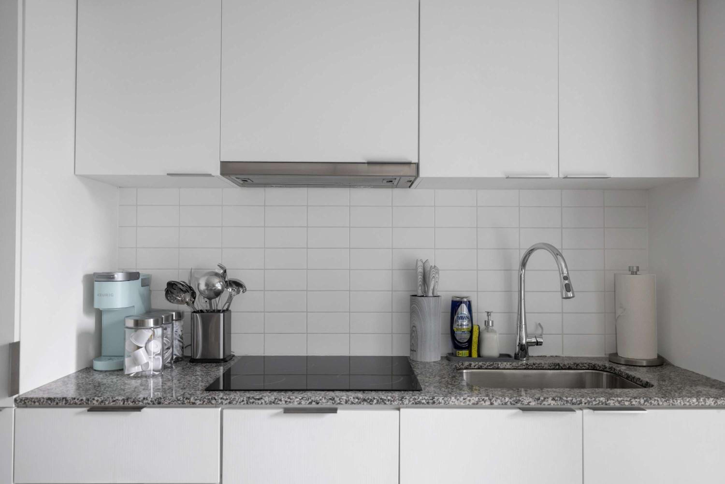 Cozy Bay St Condo Prime Location w Parking