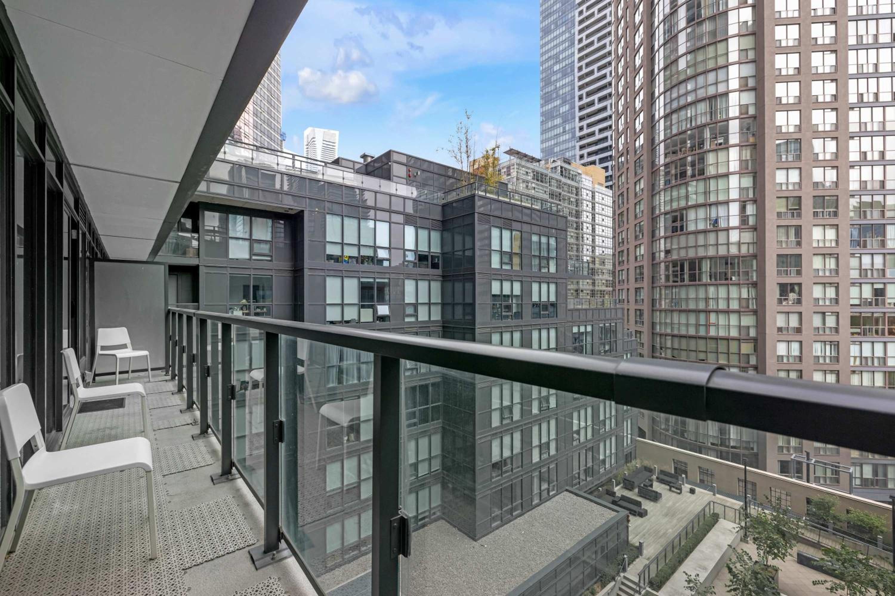 Cozy Bay St Condo Prime Location w Parking