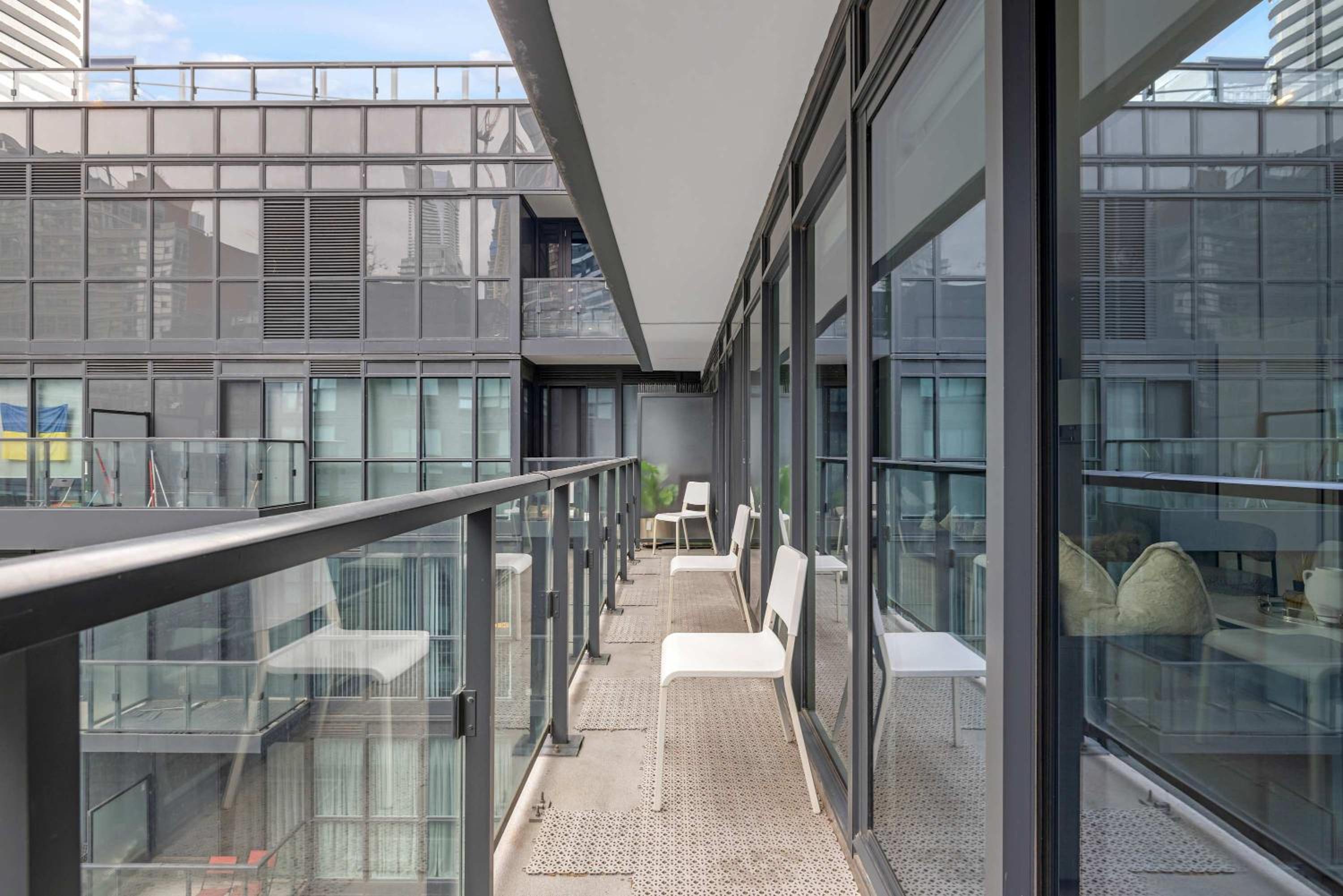 Cozy Bay St Condo Prime Location w Parking