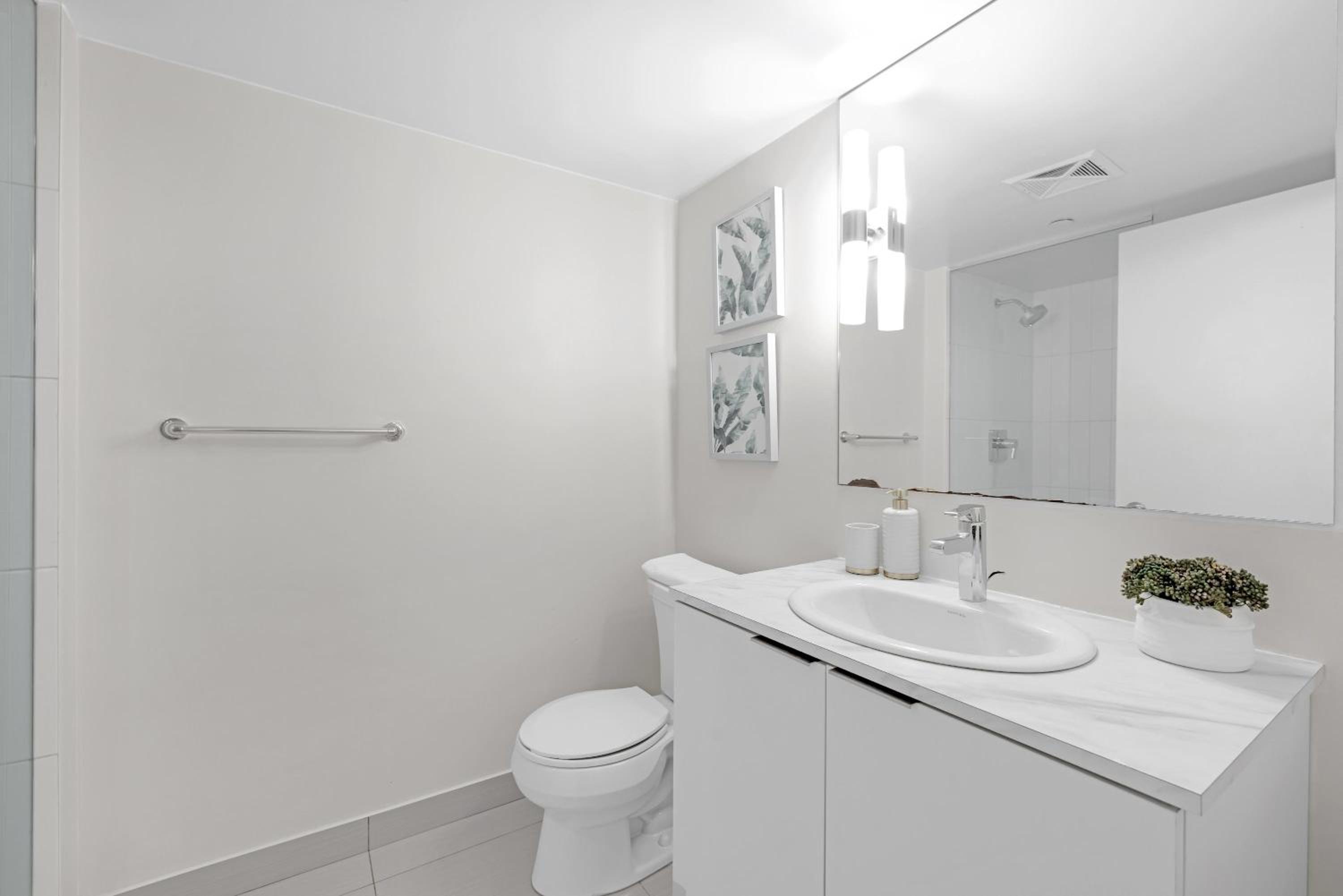 Cozy Bay St Condo Prime Location w Parking