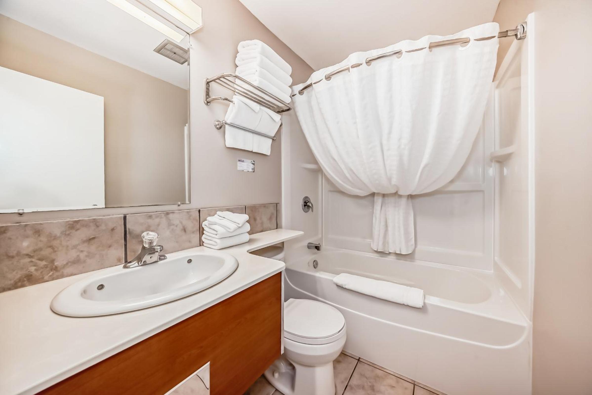 Jasper Vacations - Jasper Inn  Suites by INNhotels - Property Image 3