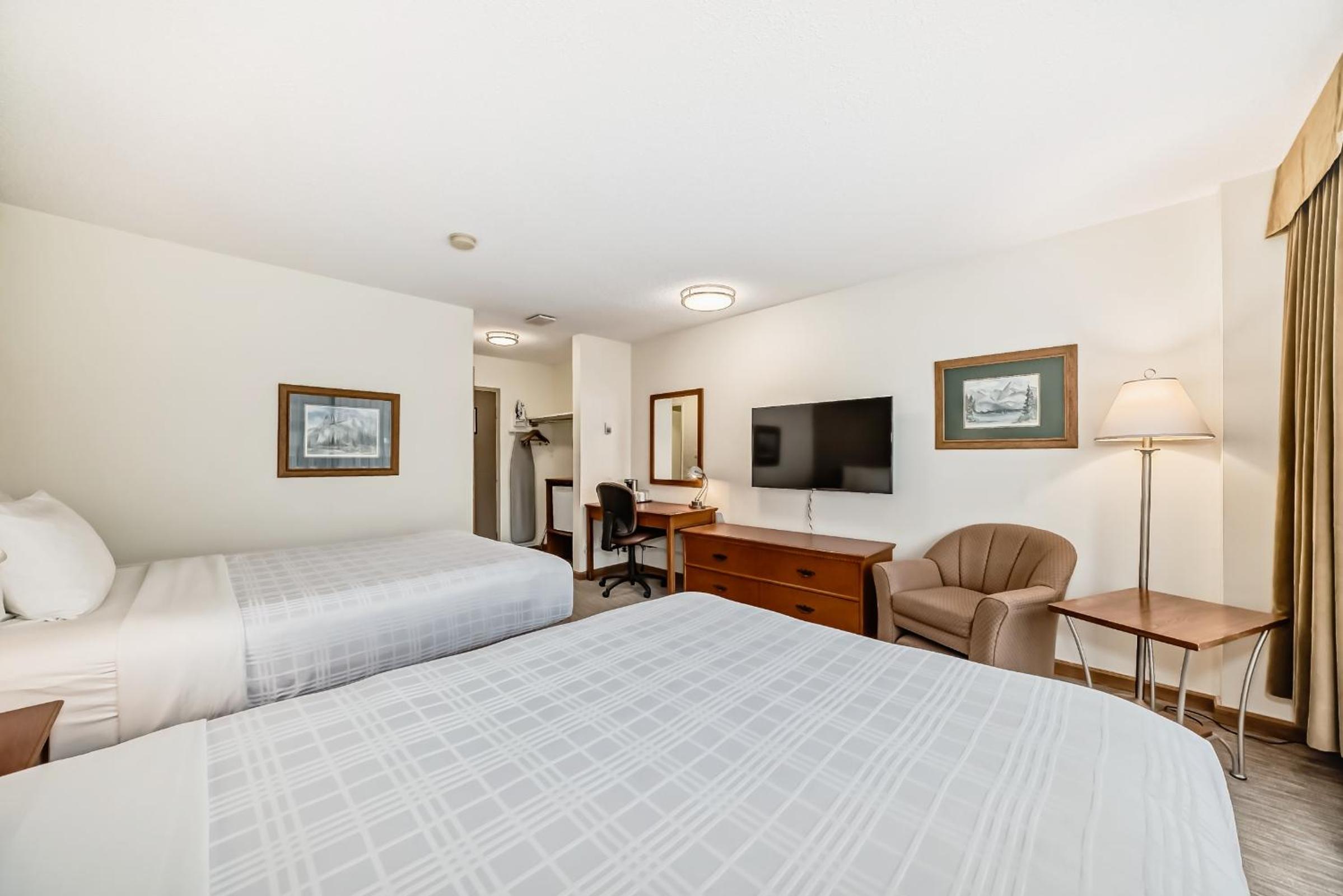 Jasper Vacations - Jasper Inn  Suites by INNhotels - Property Image 2