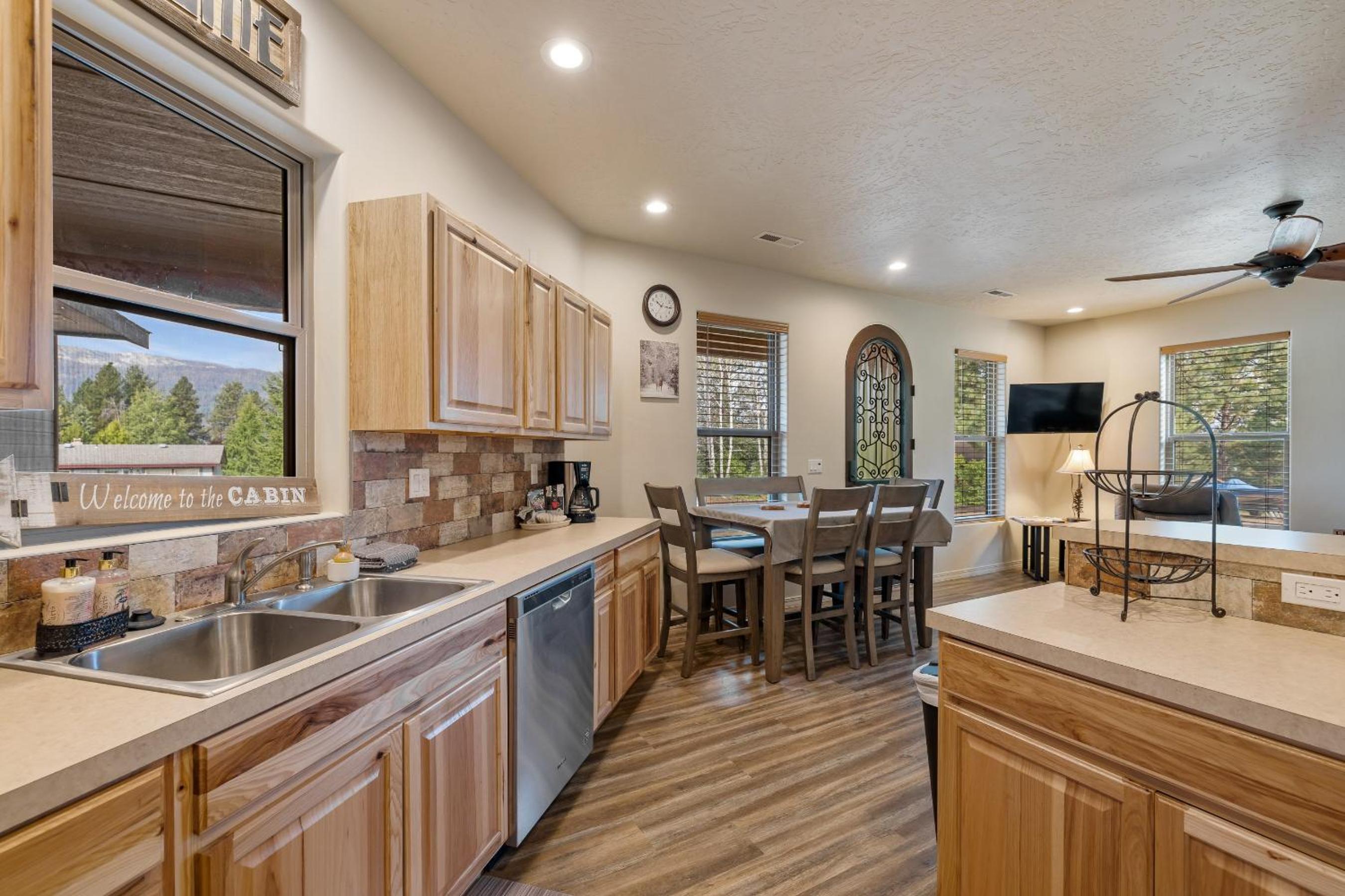 Bogie Bungalow - Walk to lake, bar & restaurant - Near golf course - AC - Fireplace - Pet Ok view 3
