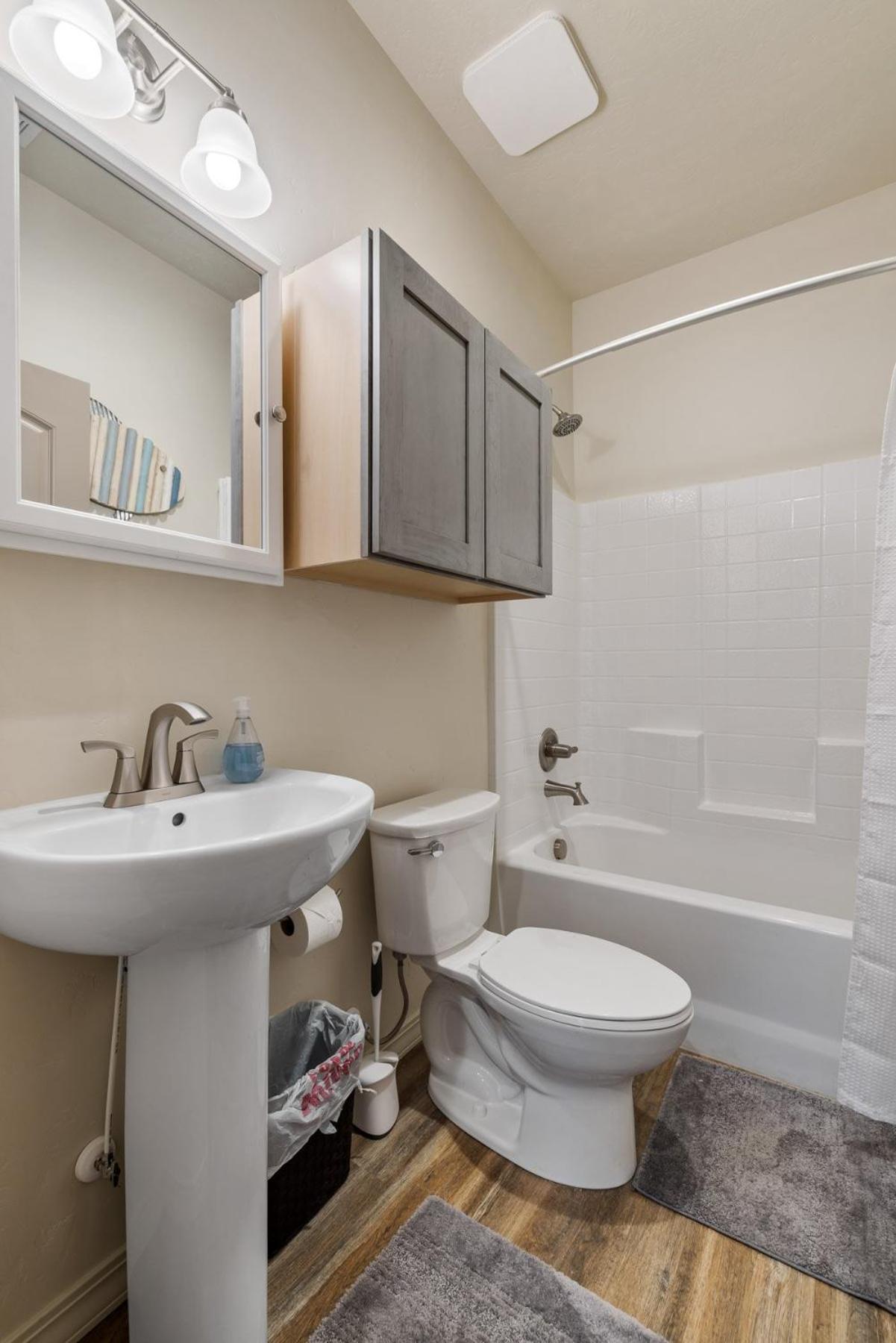 Bogie Bungalow - Walk to lake, bar & restaurant - Near golf course - AC - Fireplace - Pet Ok view 4