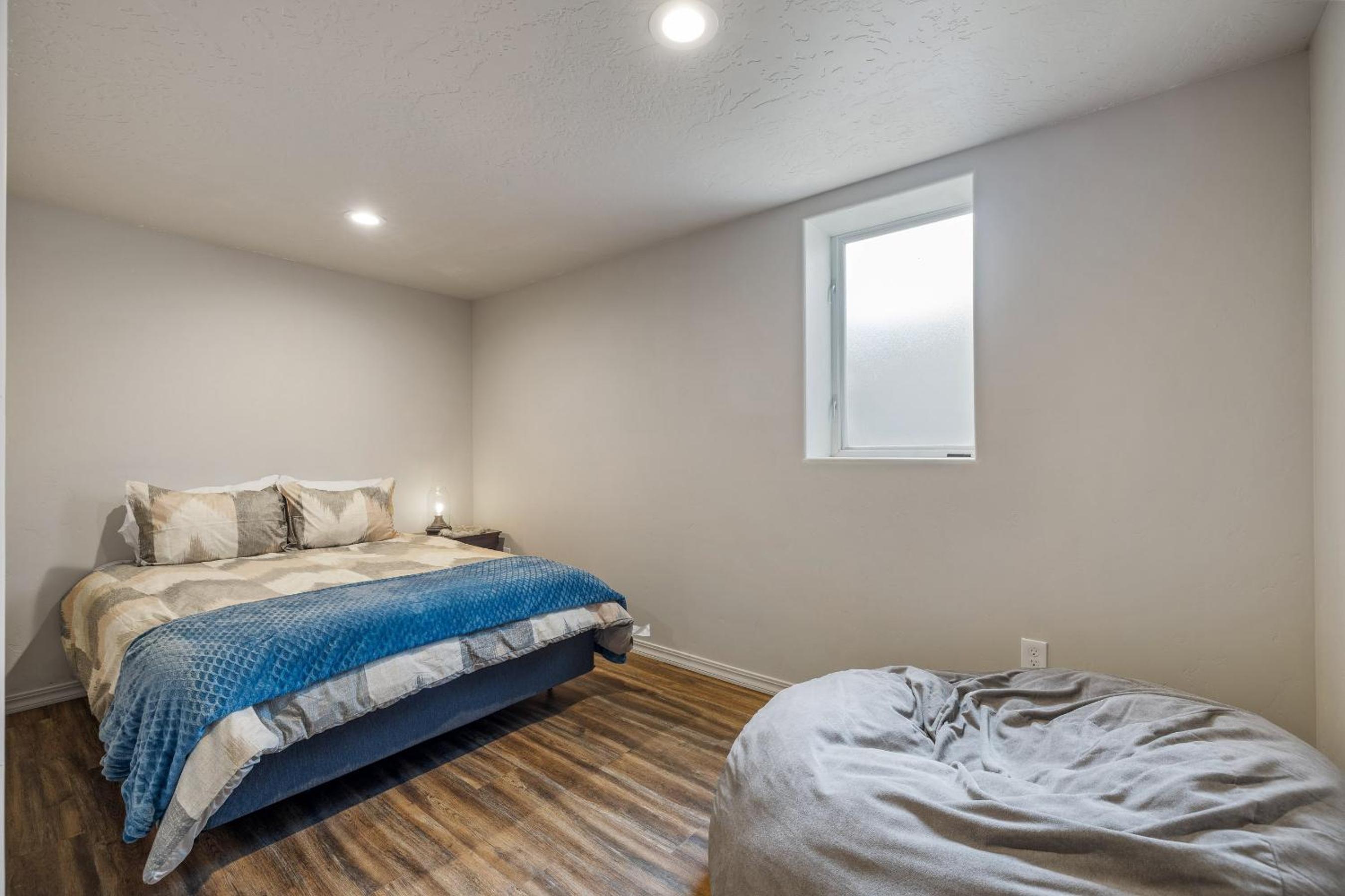 Bogie Bungalow - Walk to lake, bar & restaurant - Near golf course - AC - Fireplace - Pet Ok view 5