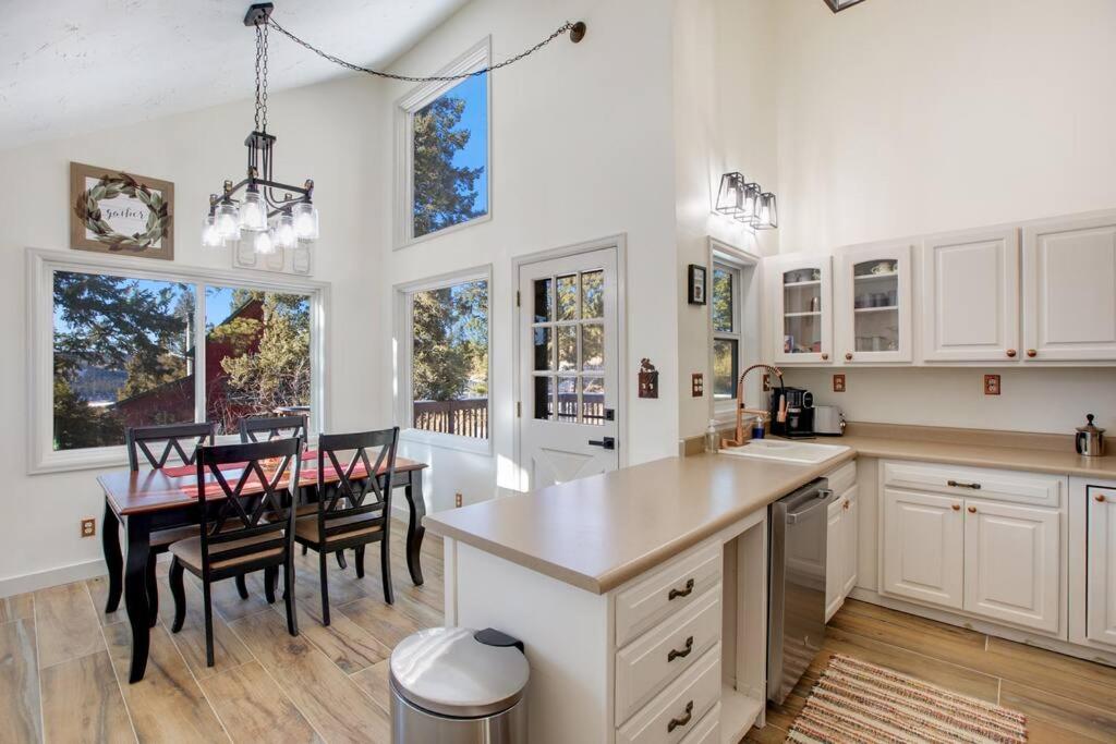 Alpine Haven Spacious Home with Deck & Pikes Peak Views view 5
