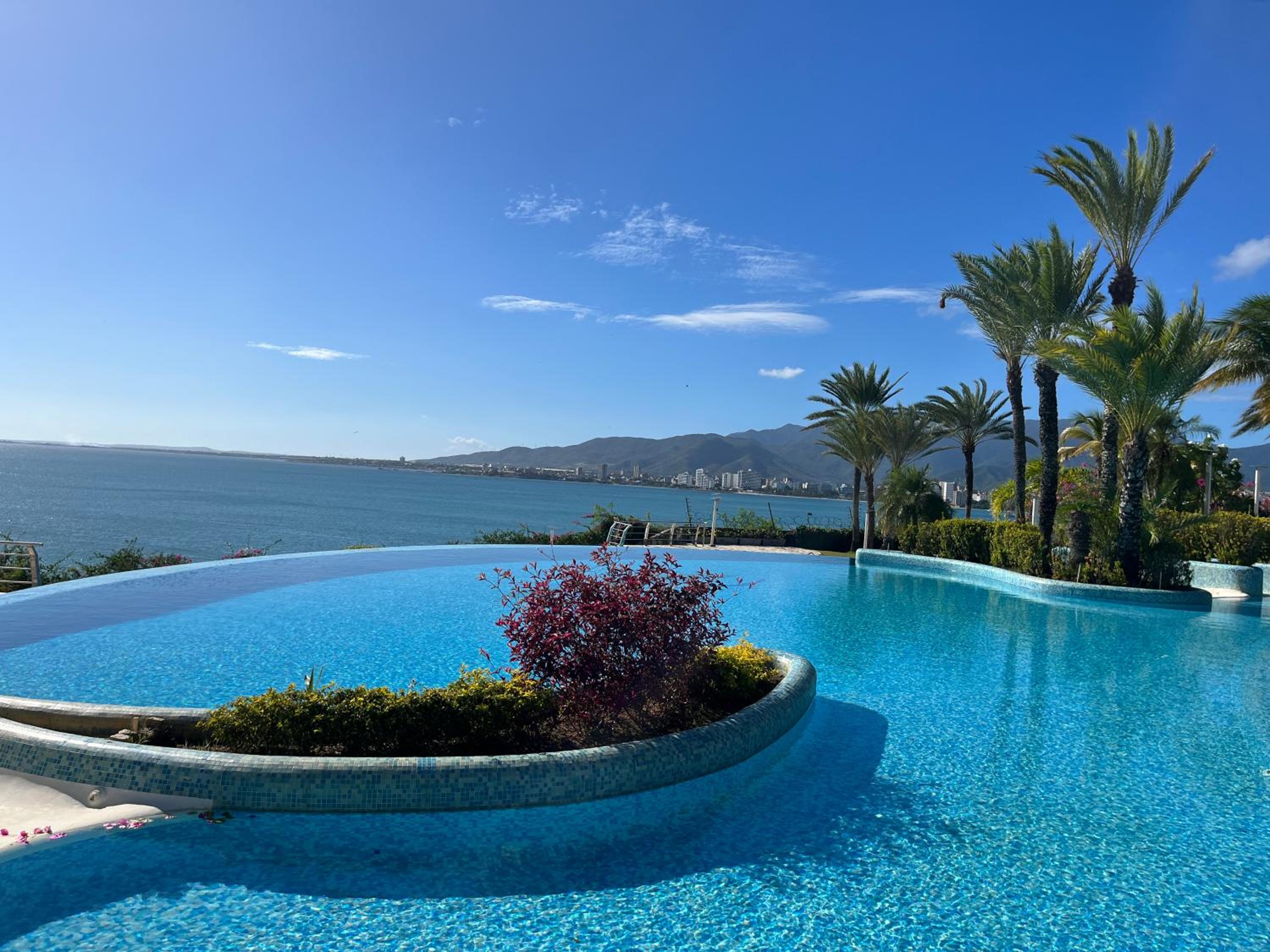 Beachfront Apt in Margarita for 4ppl view 2