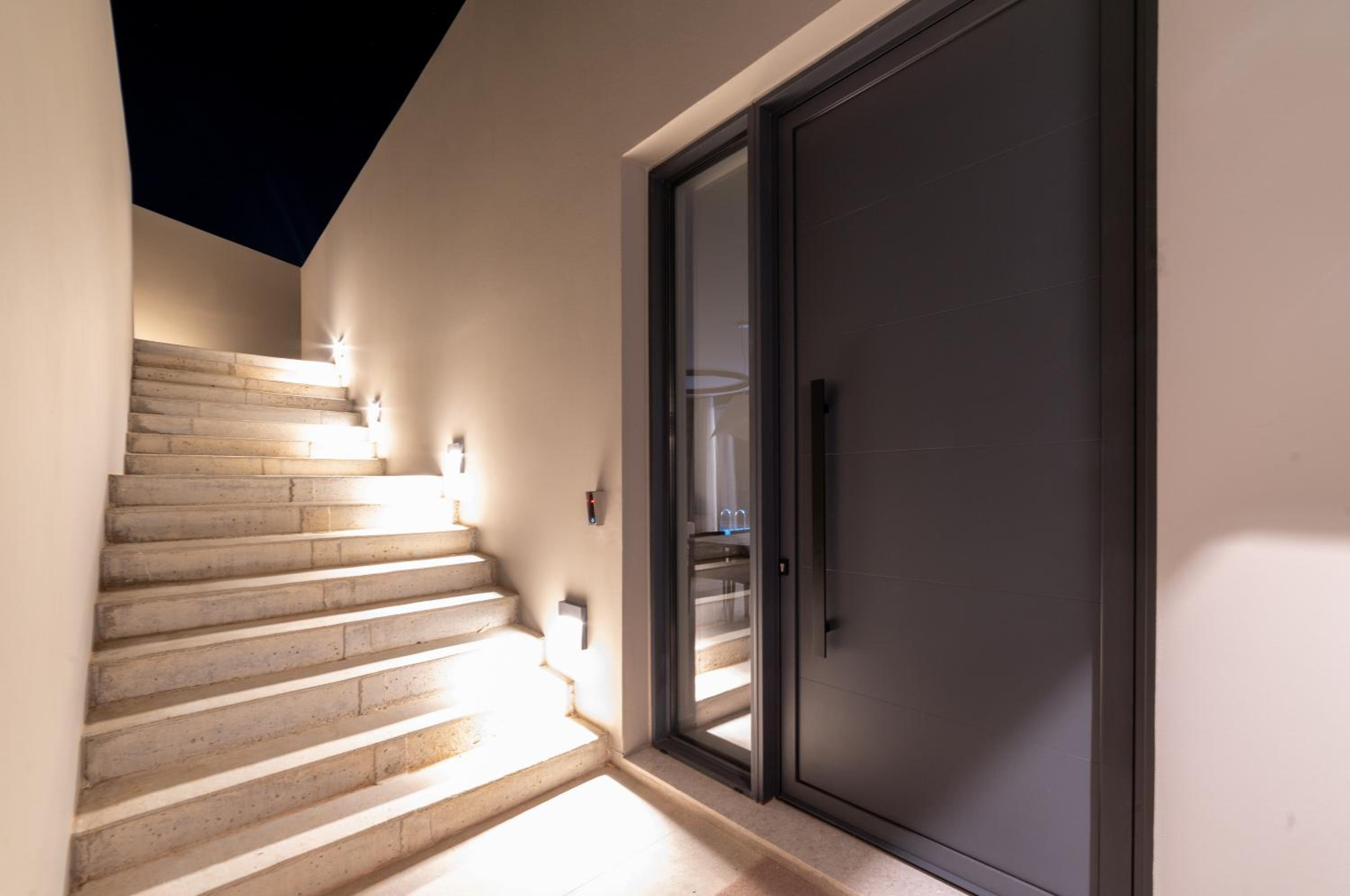 Hotel Luxurious Cave-Style, Smart Features Villa complex & Mountain View on Neromai Residence - Image 1