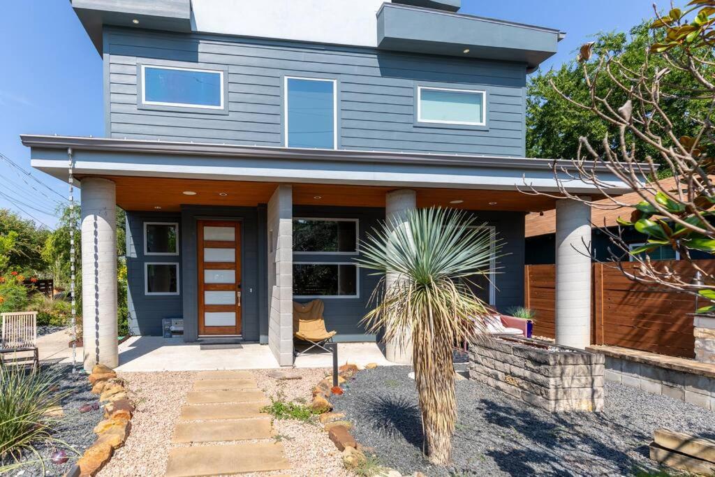 Luxury Modern Home in DT Austin view 4