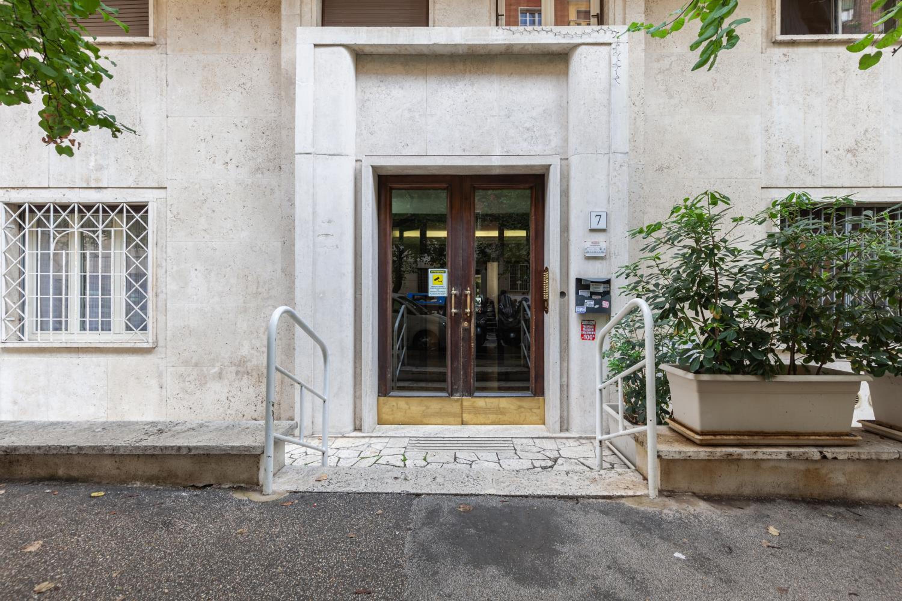 Hostly-Wood and Colors Rome Midtown-Just 7min to Colosseum