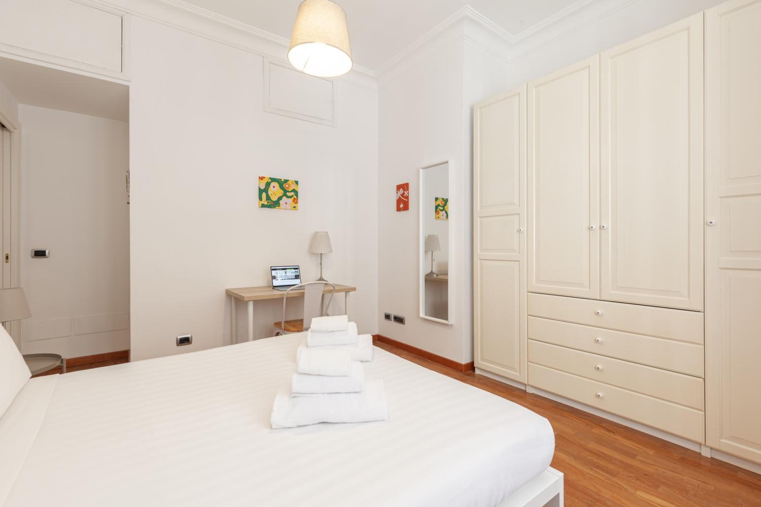Hostly-Wood and Colors Rome Midtown-Just 7min to Colosseum