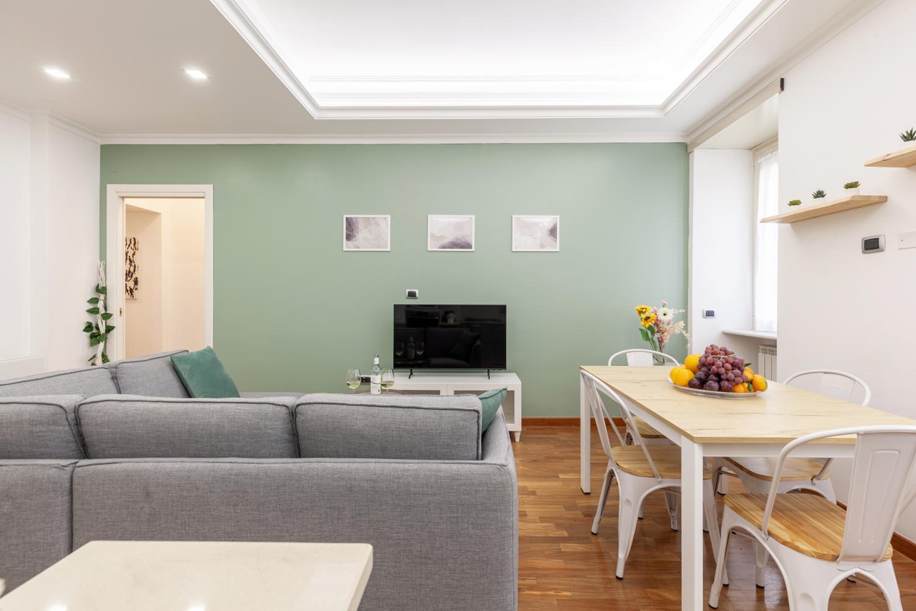 Hostly-Wood and Colors Rome Midtown-Just 7min to Colosseum