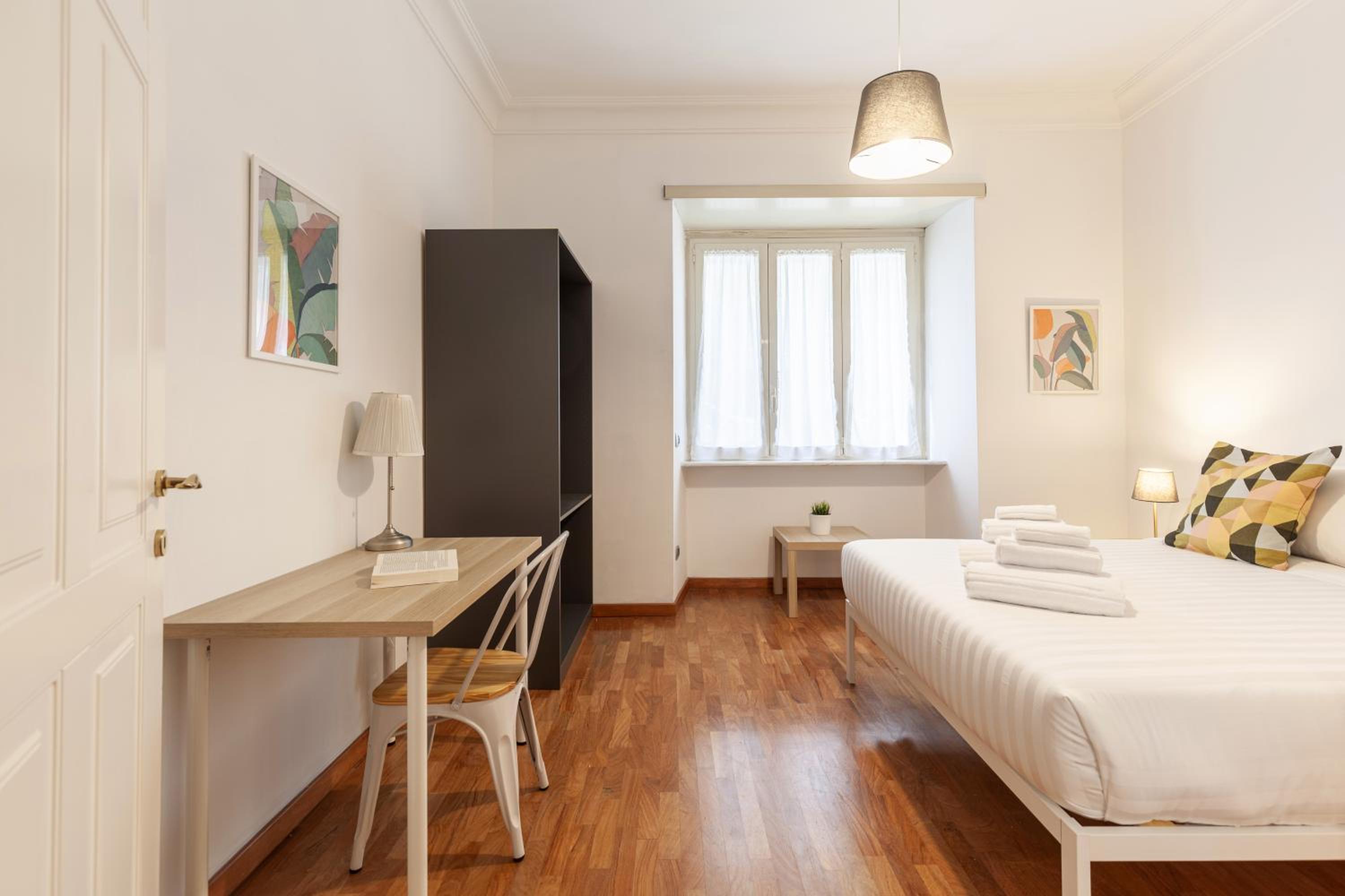 Hostly-Wood and Colors Rome Midtown-Just 7min to Colosseum