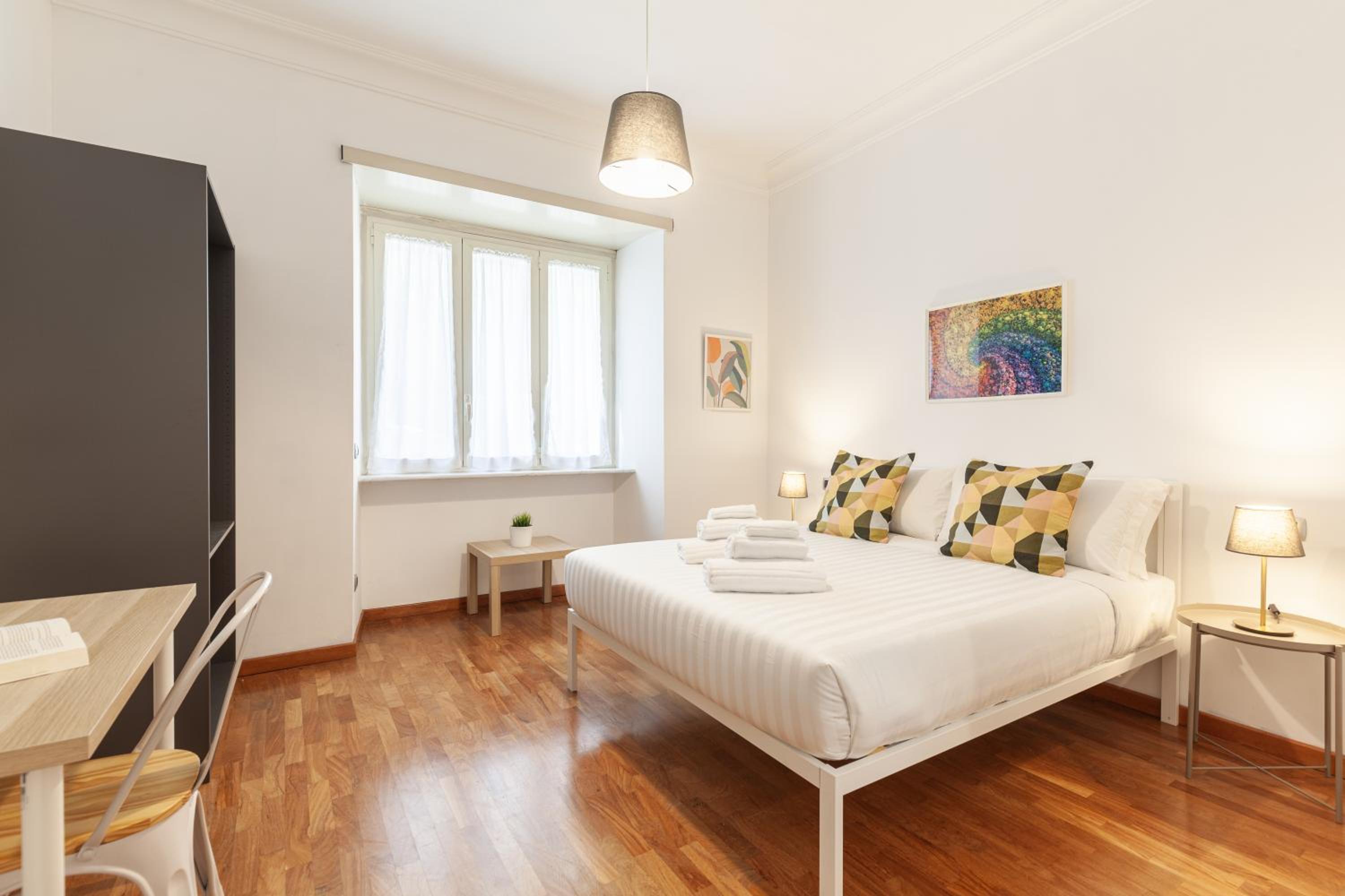 Hostly-Wood and Colors Rome Midtown-Just 7min to Colosseum