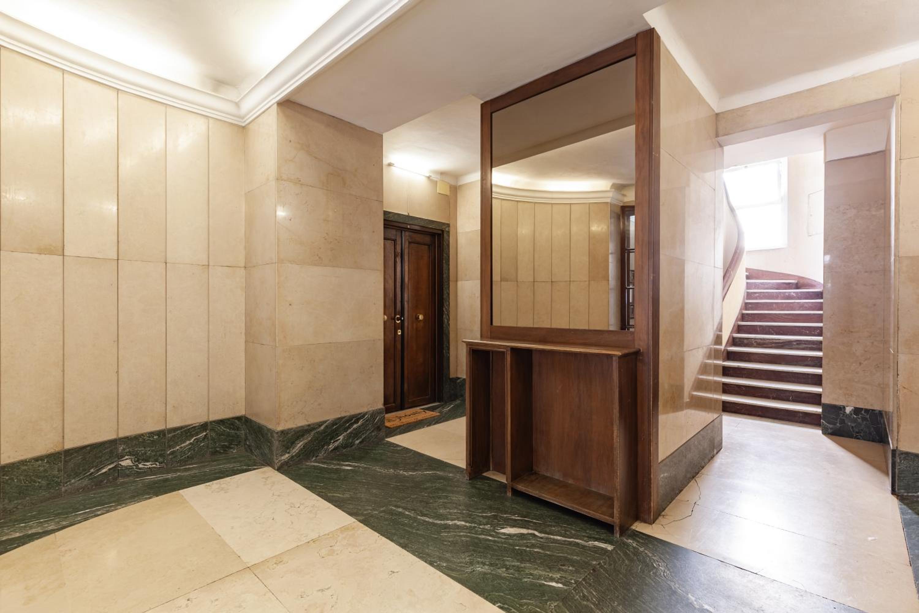 Hostly-Wood and Colors Rome Midtown-Just 7min to Colosseum