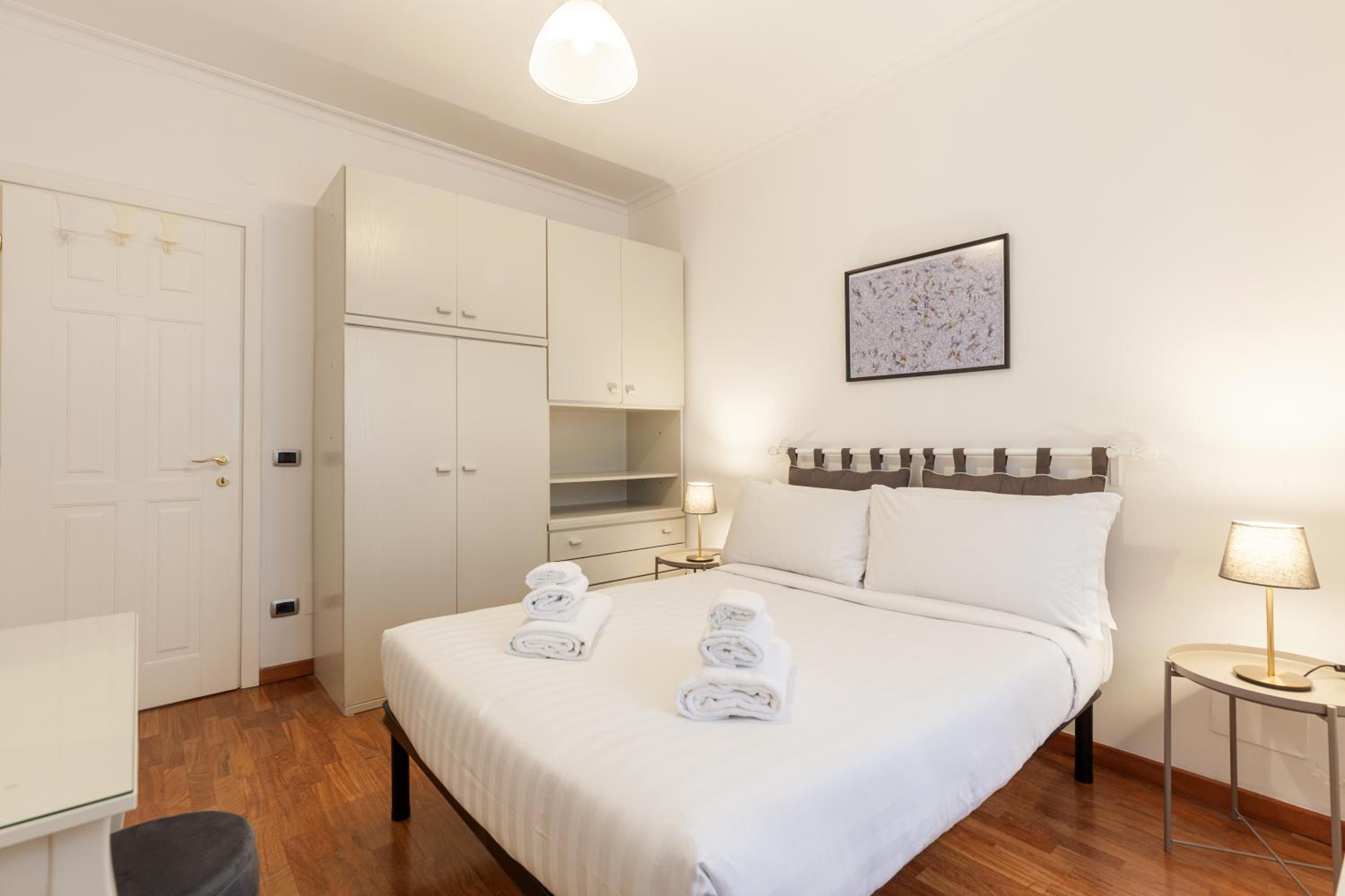 Hostly-Wood and Colors Rome Midtown-Just 7min to Colosseum