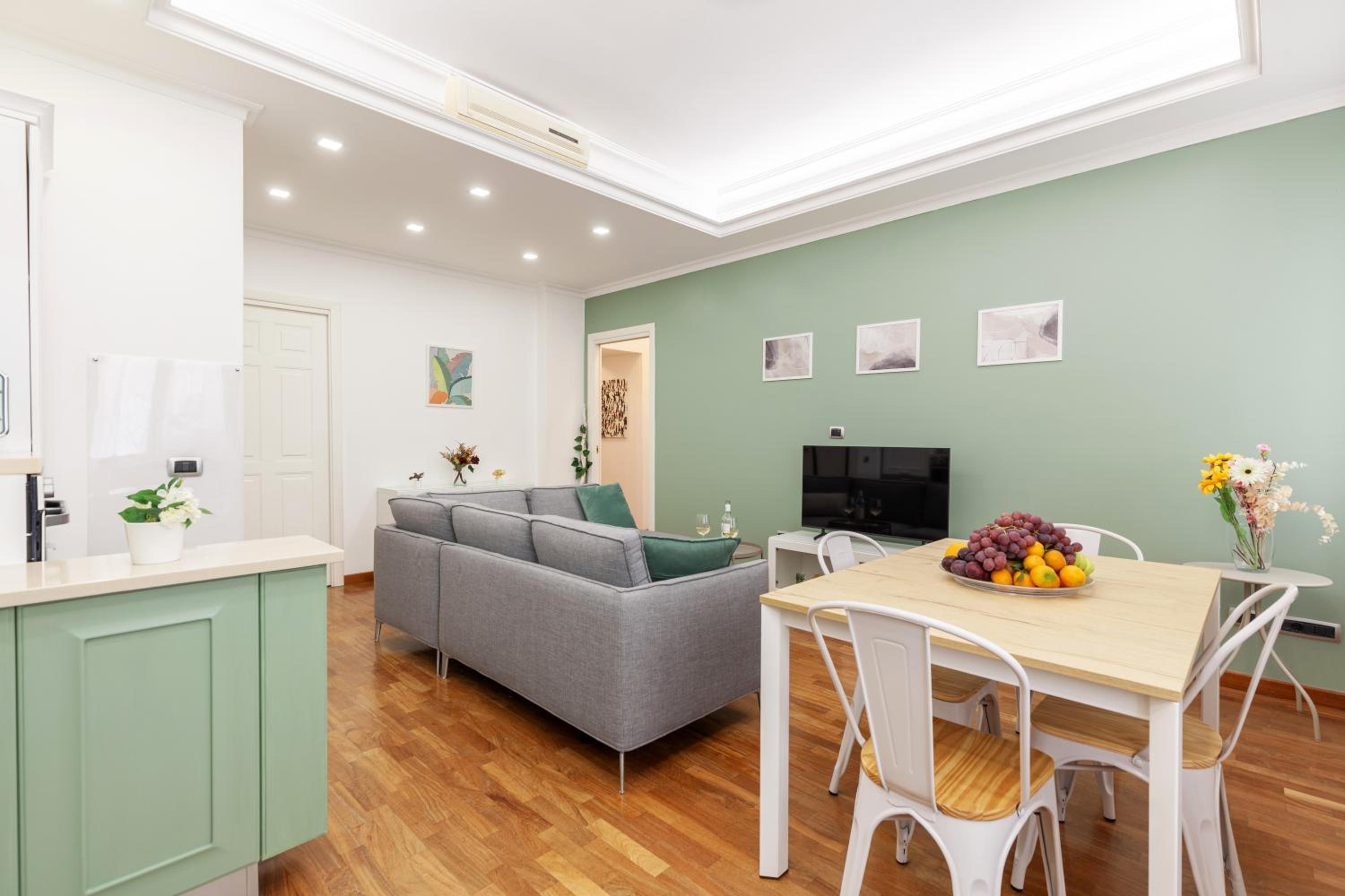 Hostly-Wood and Colors Rome Midtown-Just 7min to Colosseum
