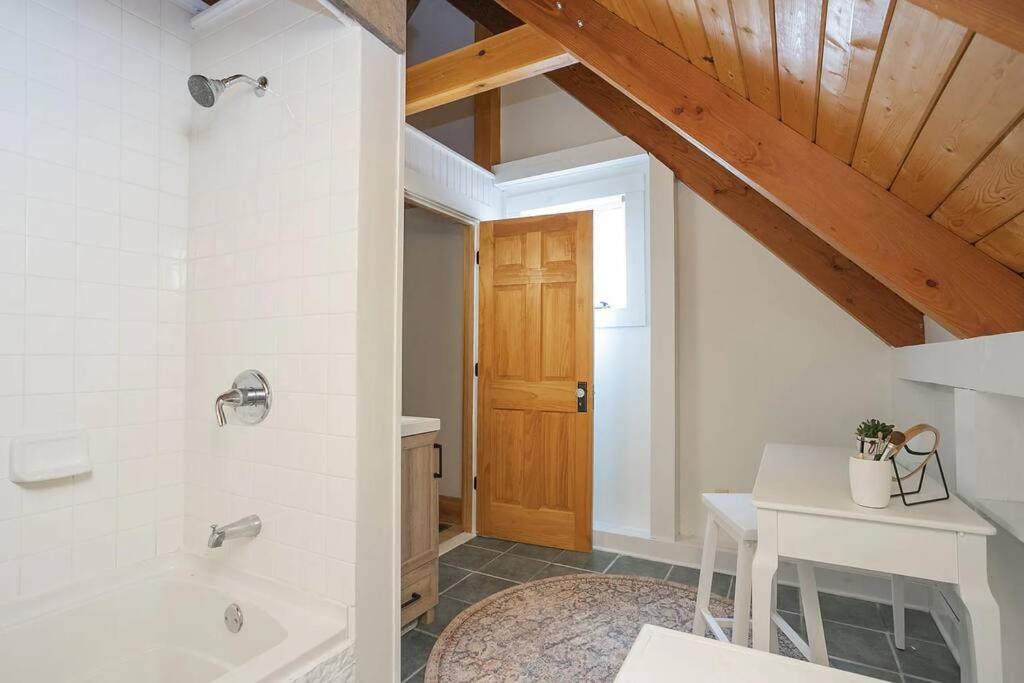 Luxury Cabin in Wine Country view 5