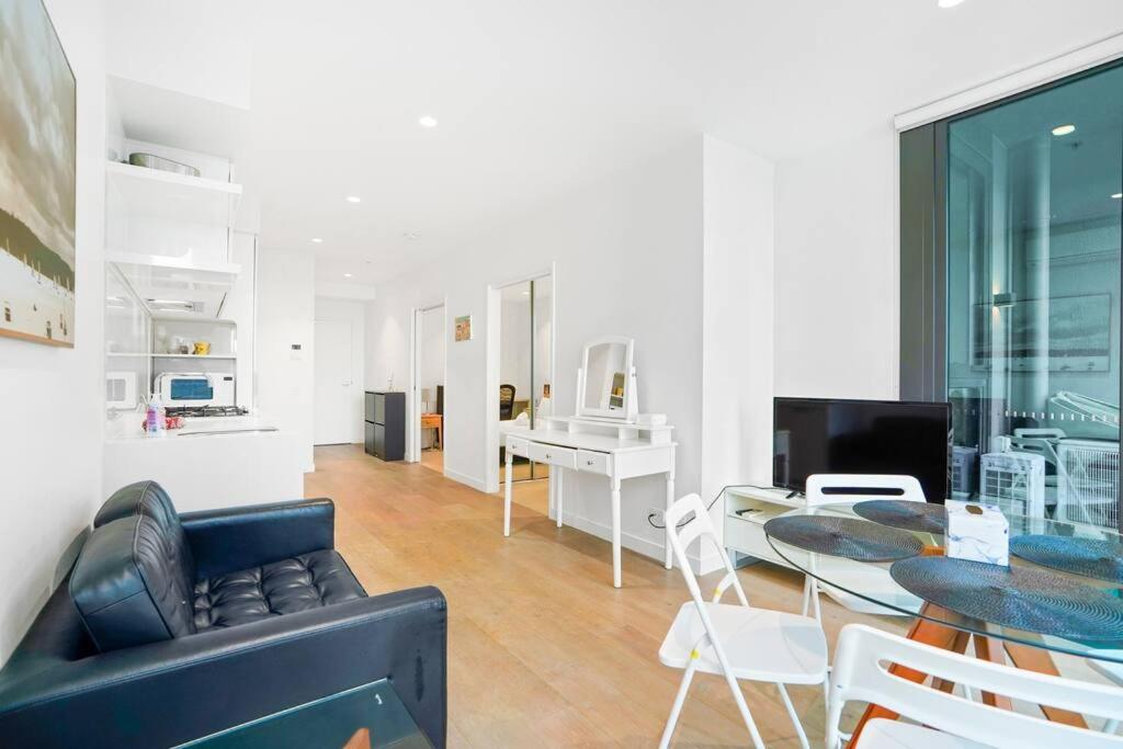 Modern & Stunning In CBD-Close To Everything 2B1B