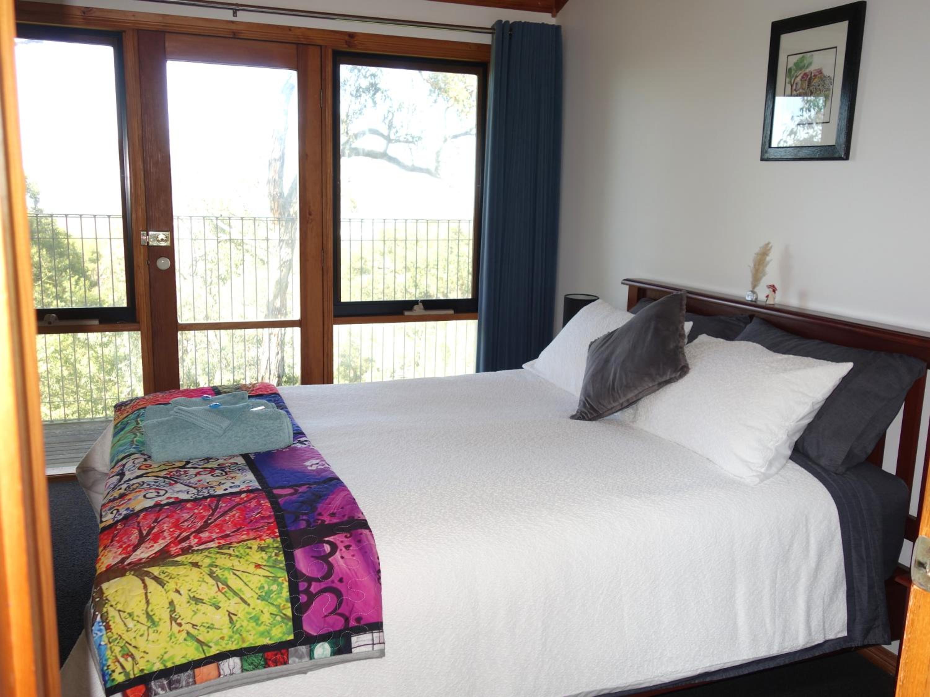 Queen Room with Balcony - Kookaburra Retreat Homestay