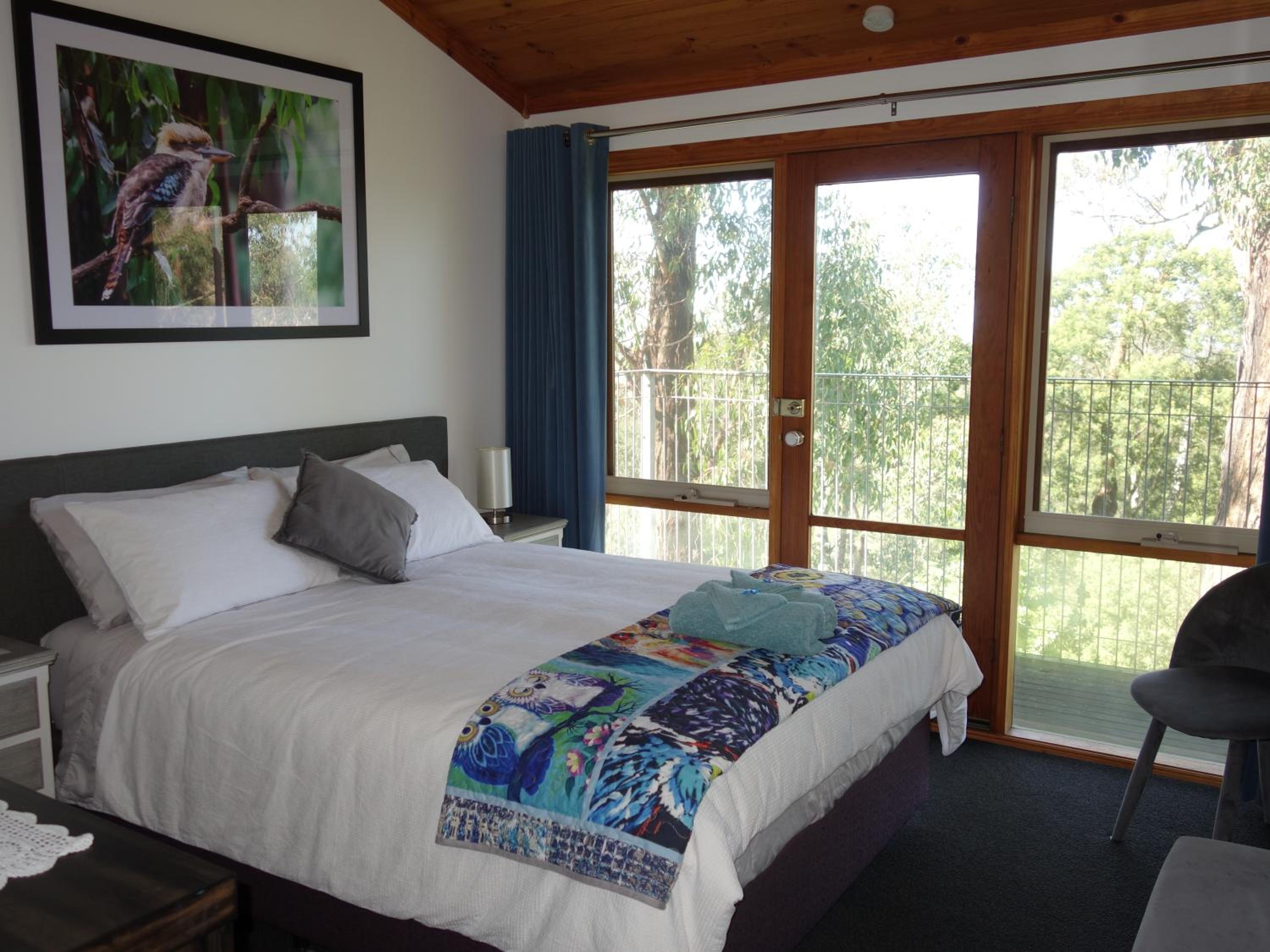 Queen Room with Balcony - Kookaburra Retreat Homestay