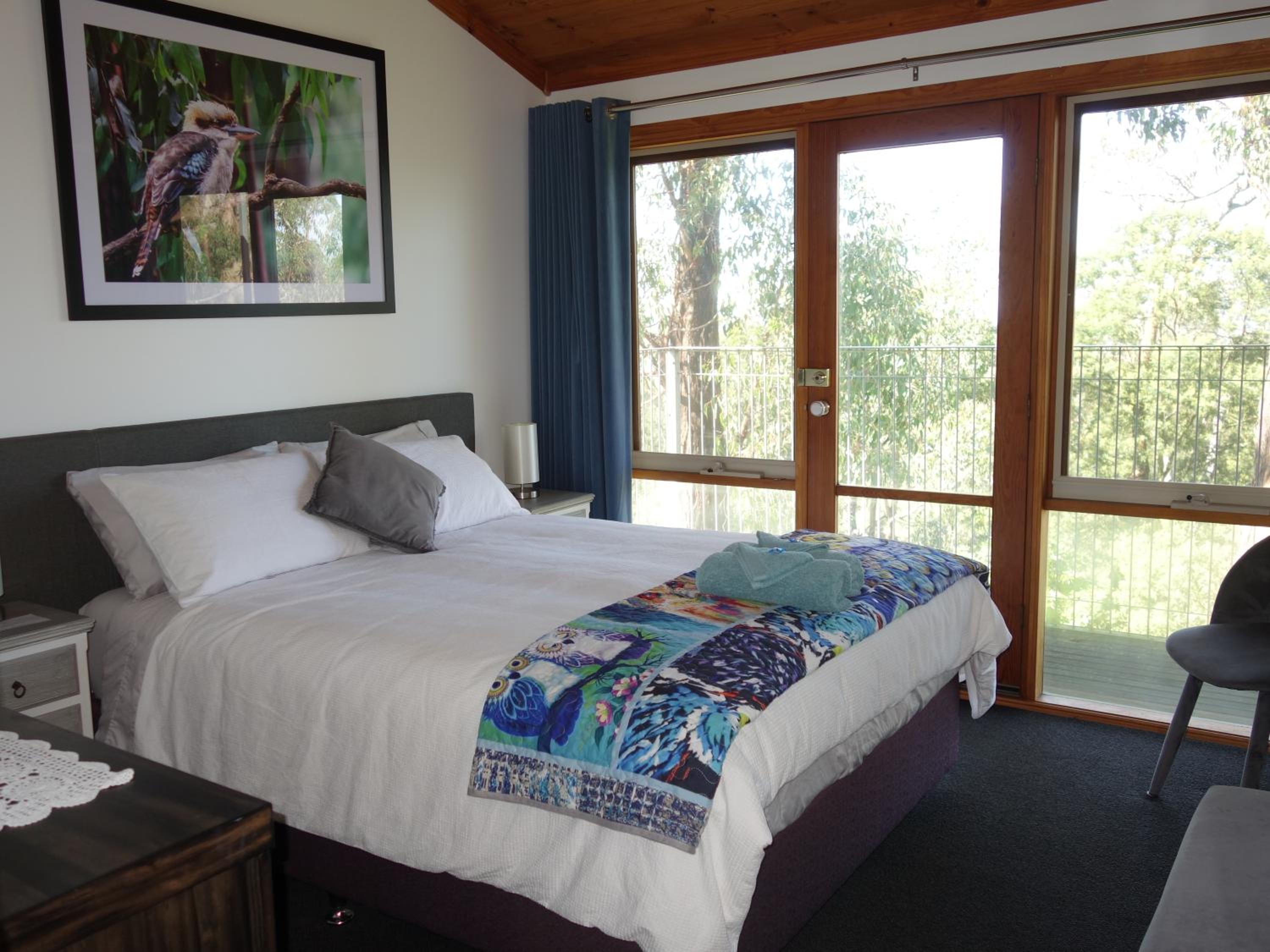 Queen Room with Balcony - Kookaburra Retreat Homestay