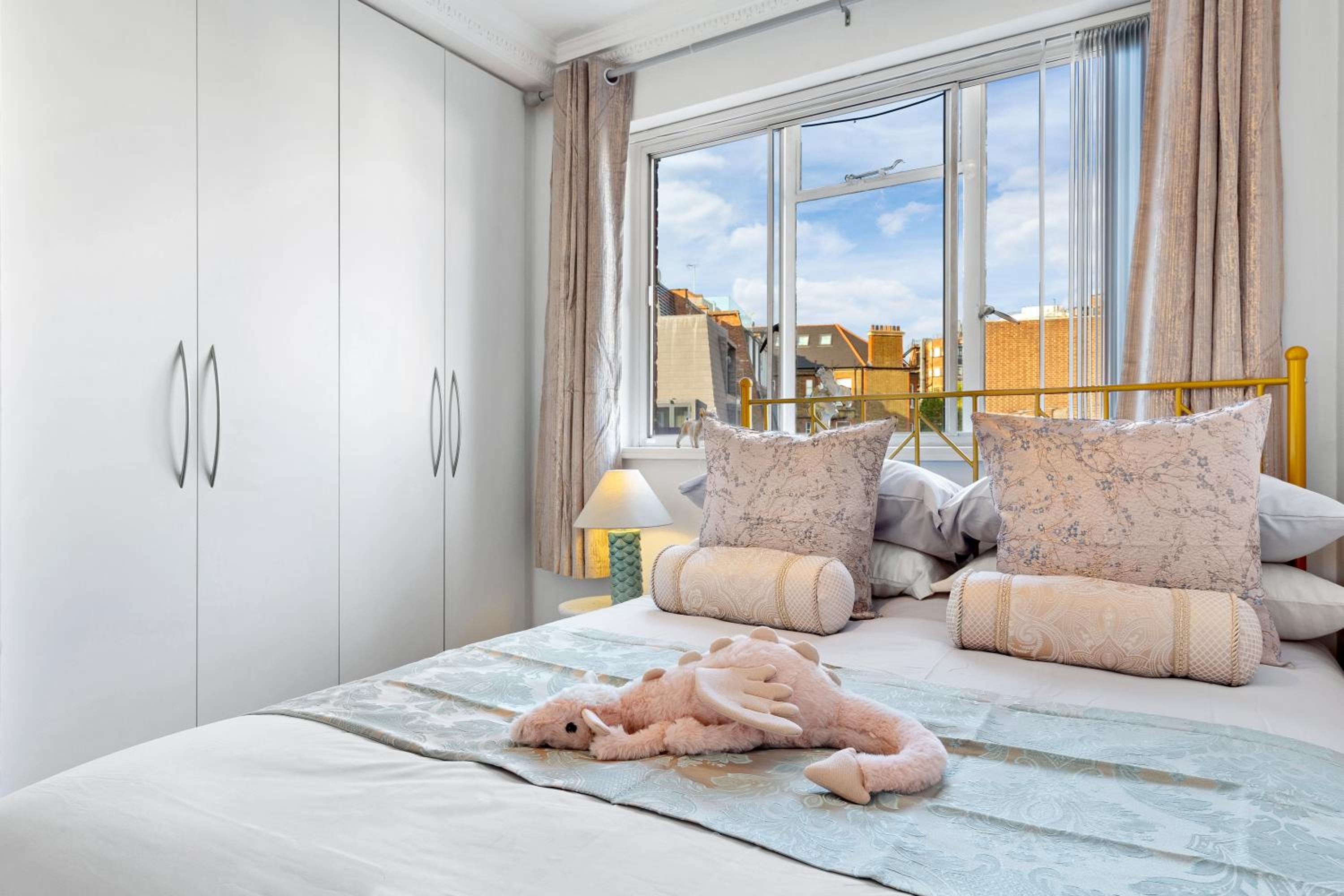 ICONIC Apartment with Terrace over HARRODS
