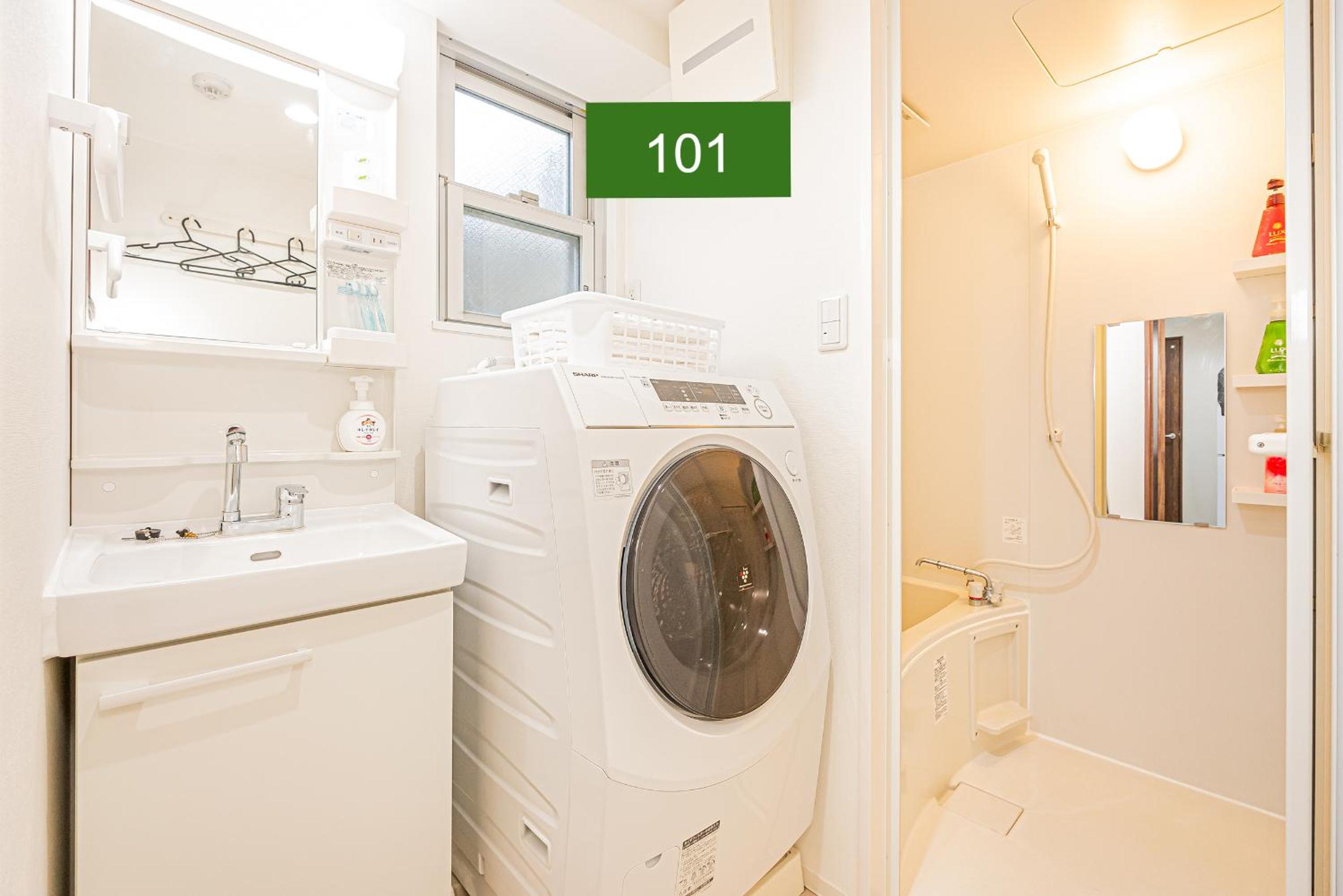 Shinjuku Downtown 1min walk to metro Cozy APT