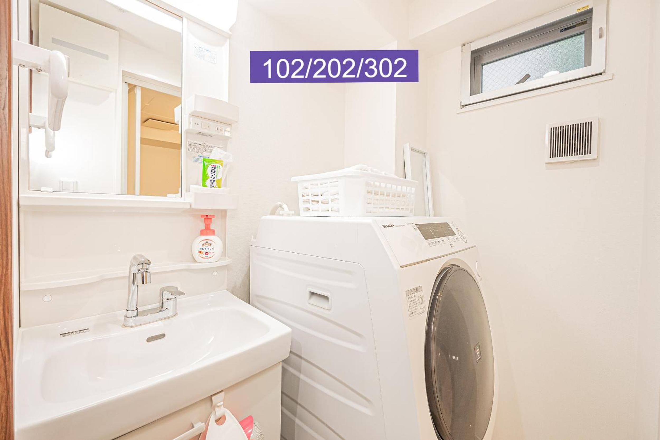 Shinjuku Downtown 1min walk to metro Cozy APT