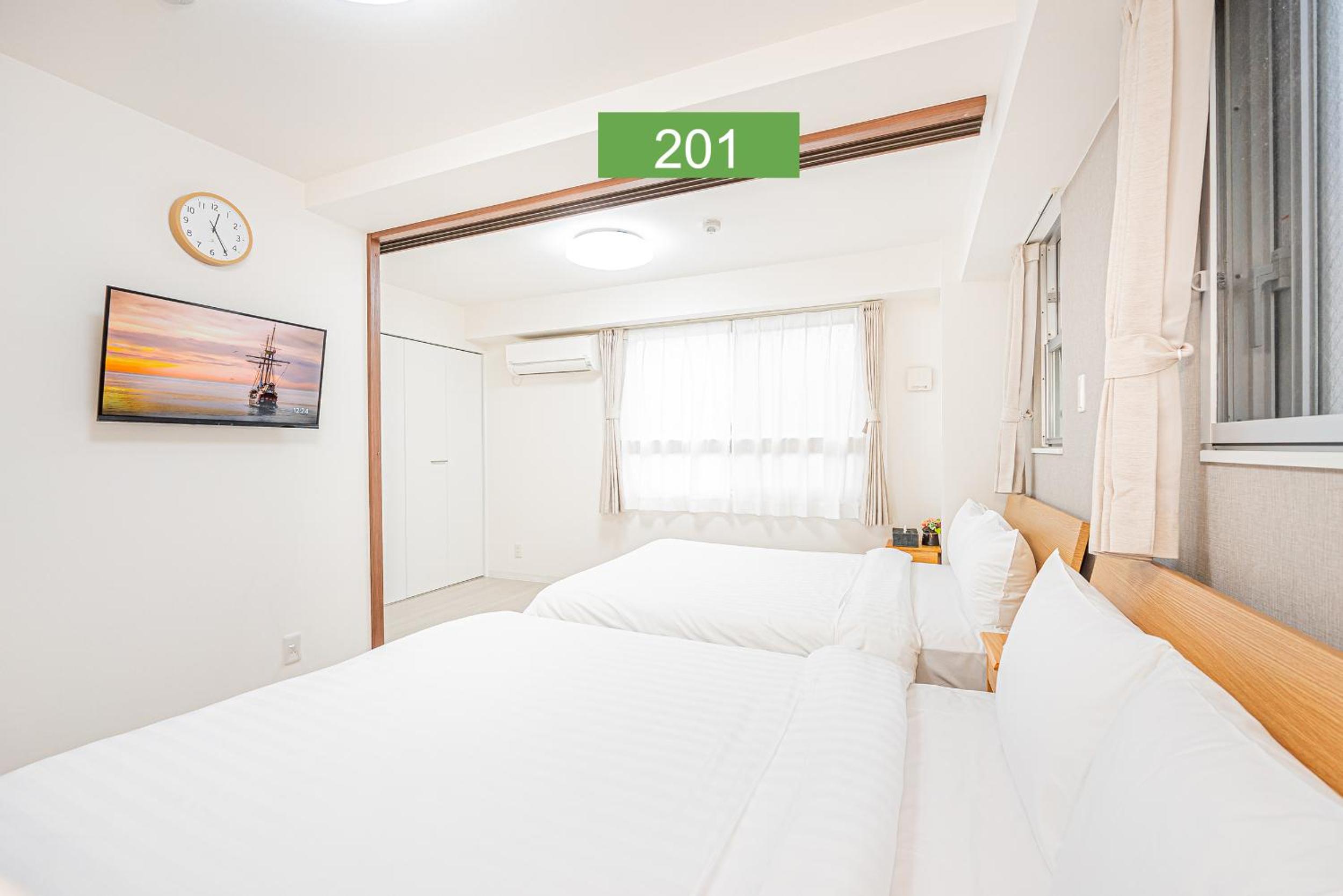 Shinjuku Downtown 1min walk to metro Cozy APT